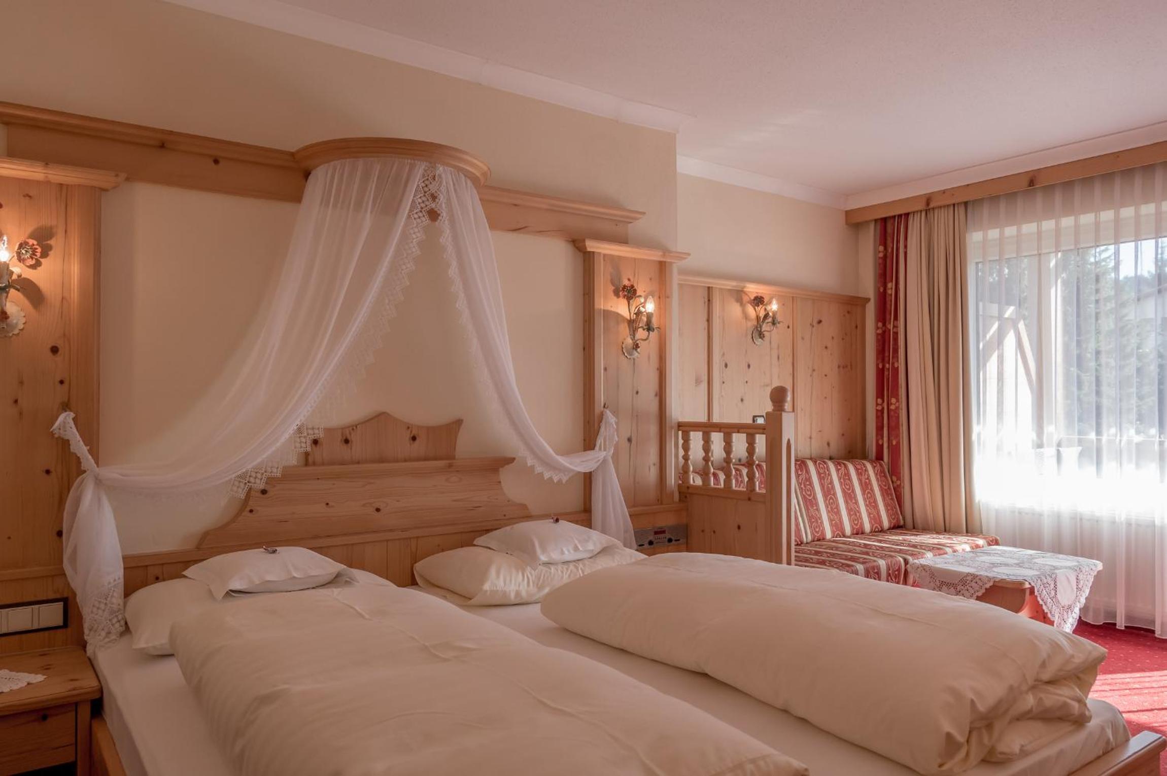 Junior Suite with Balcony - Photo 9