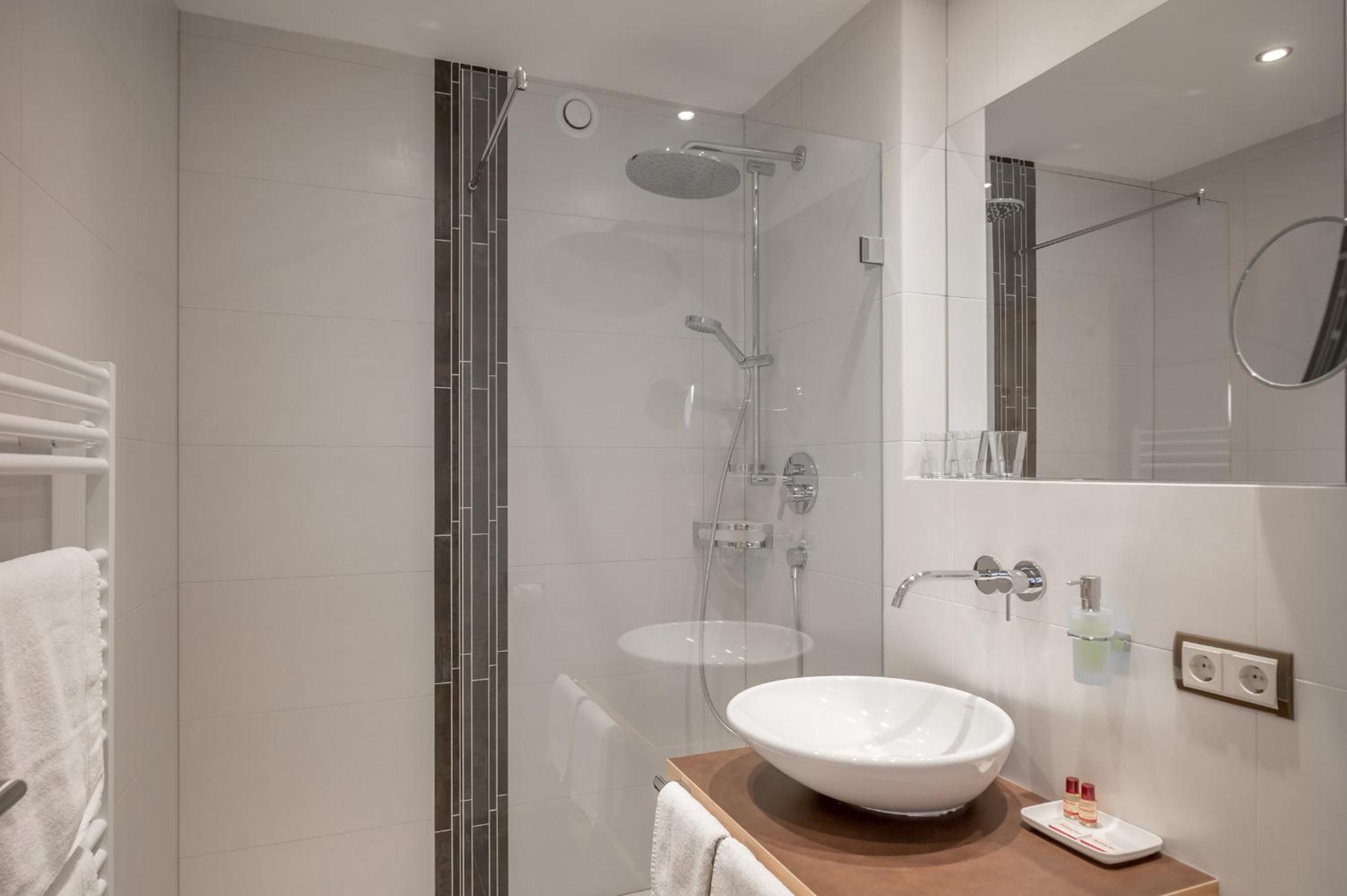 Junior Suite with Balcony - Photo 10