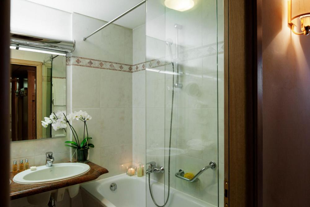 Deluxe Double or Twin Room - Pool or Lake Side - Photo 2
