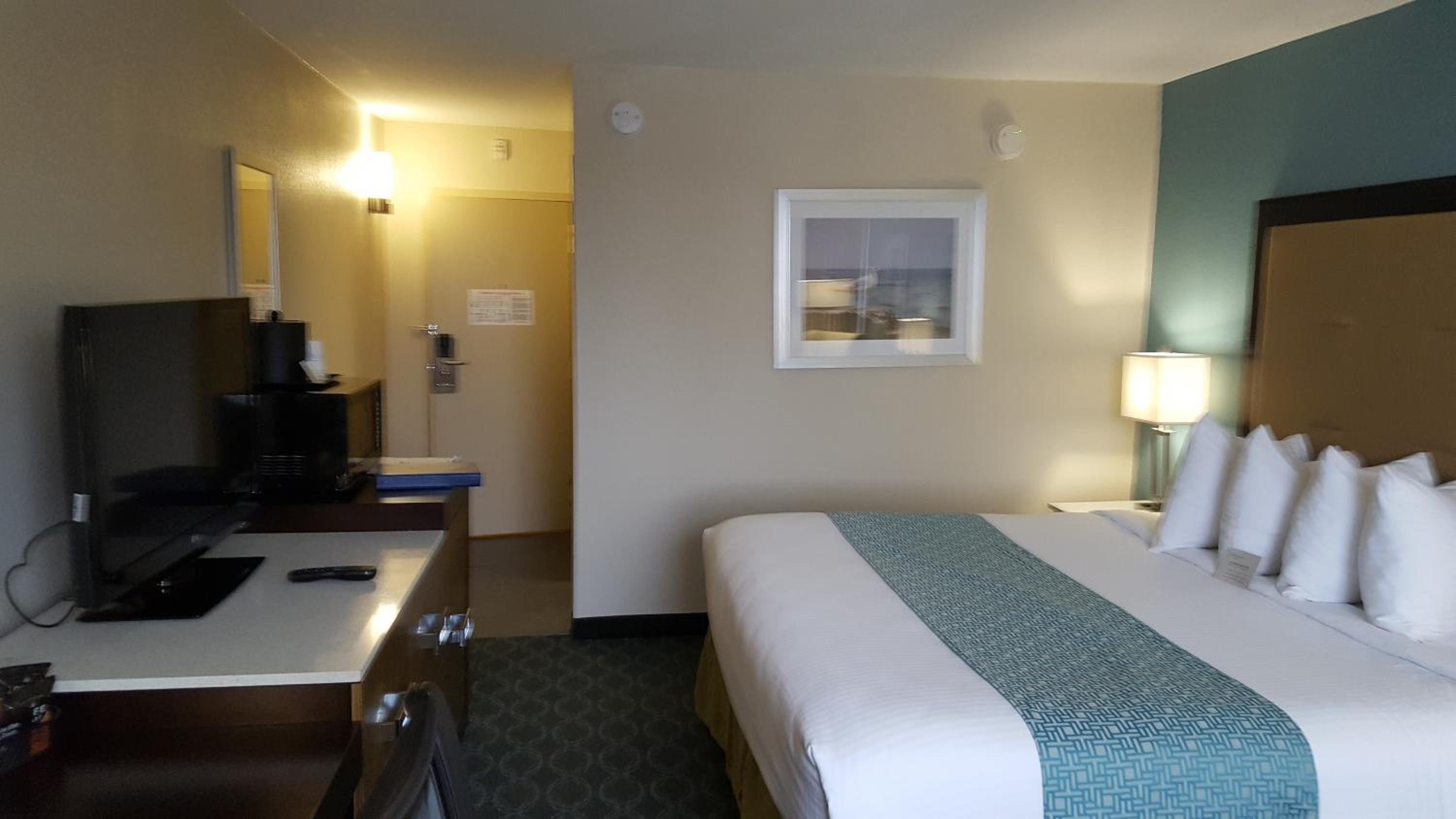 King Room with Lake View - Mobility Accessible/Non-Smoking - Photo 5