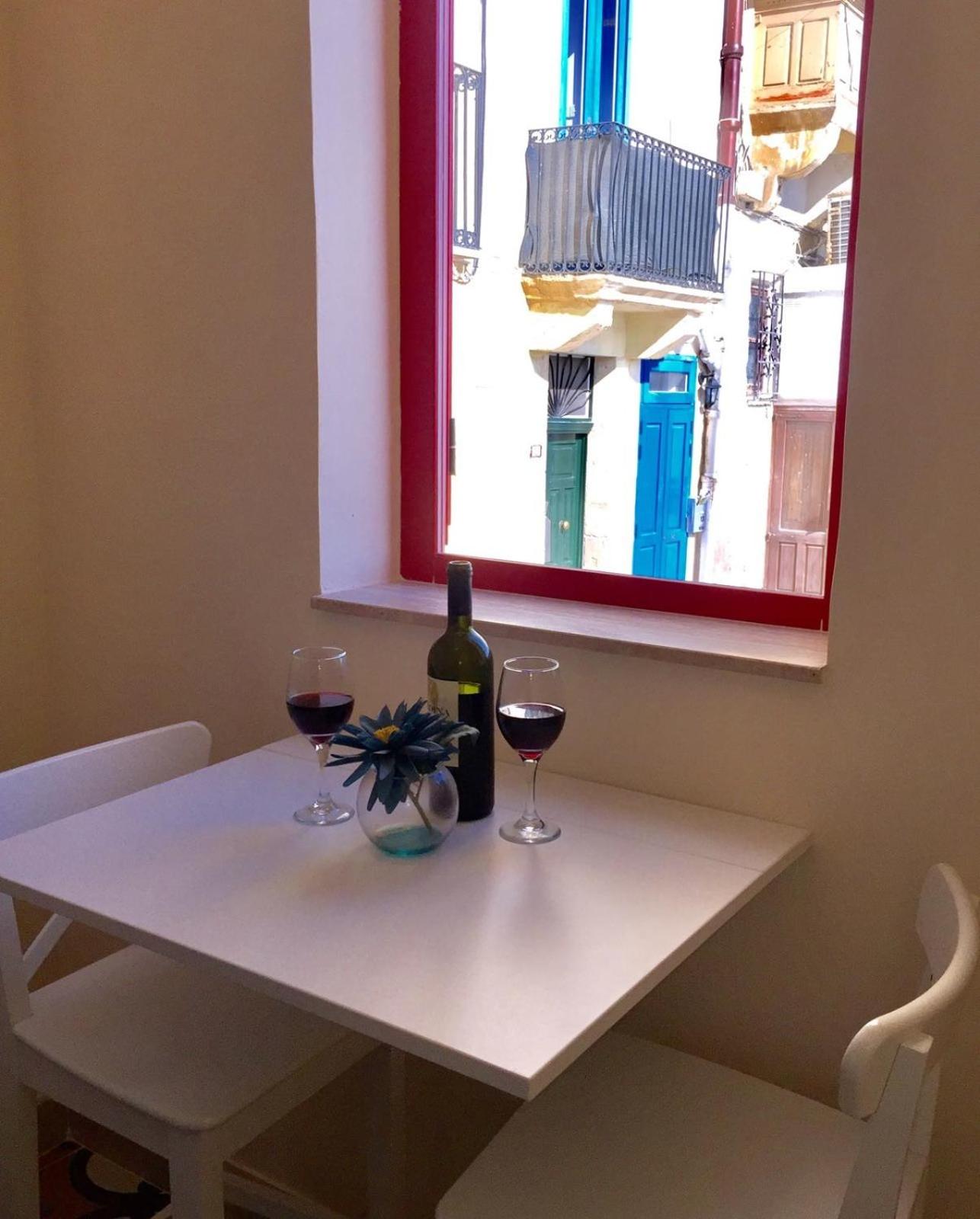Studio with Street View - Photo 5