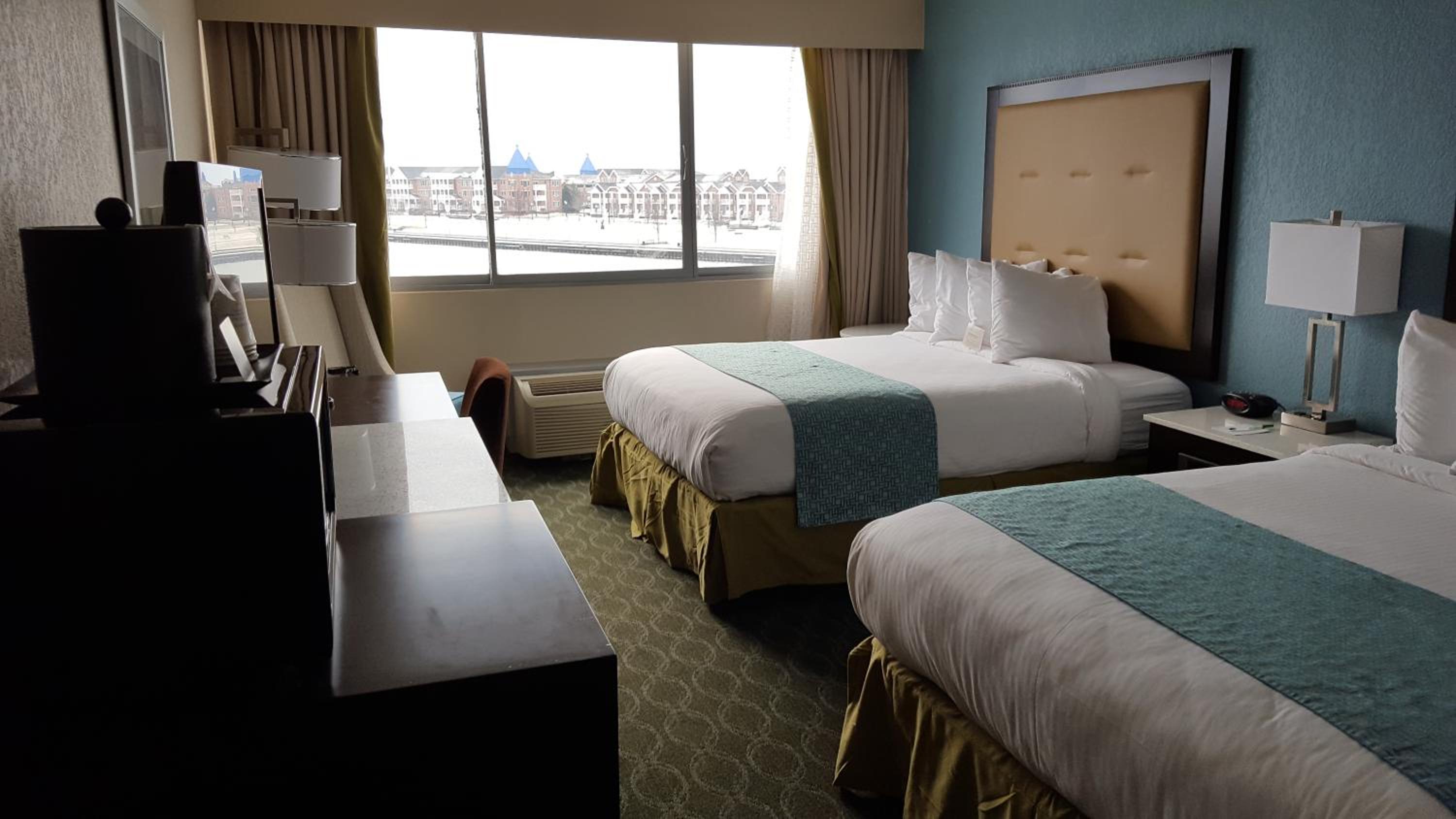 Queen Room with two Queen Beds- Lake View - Photo 7