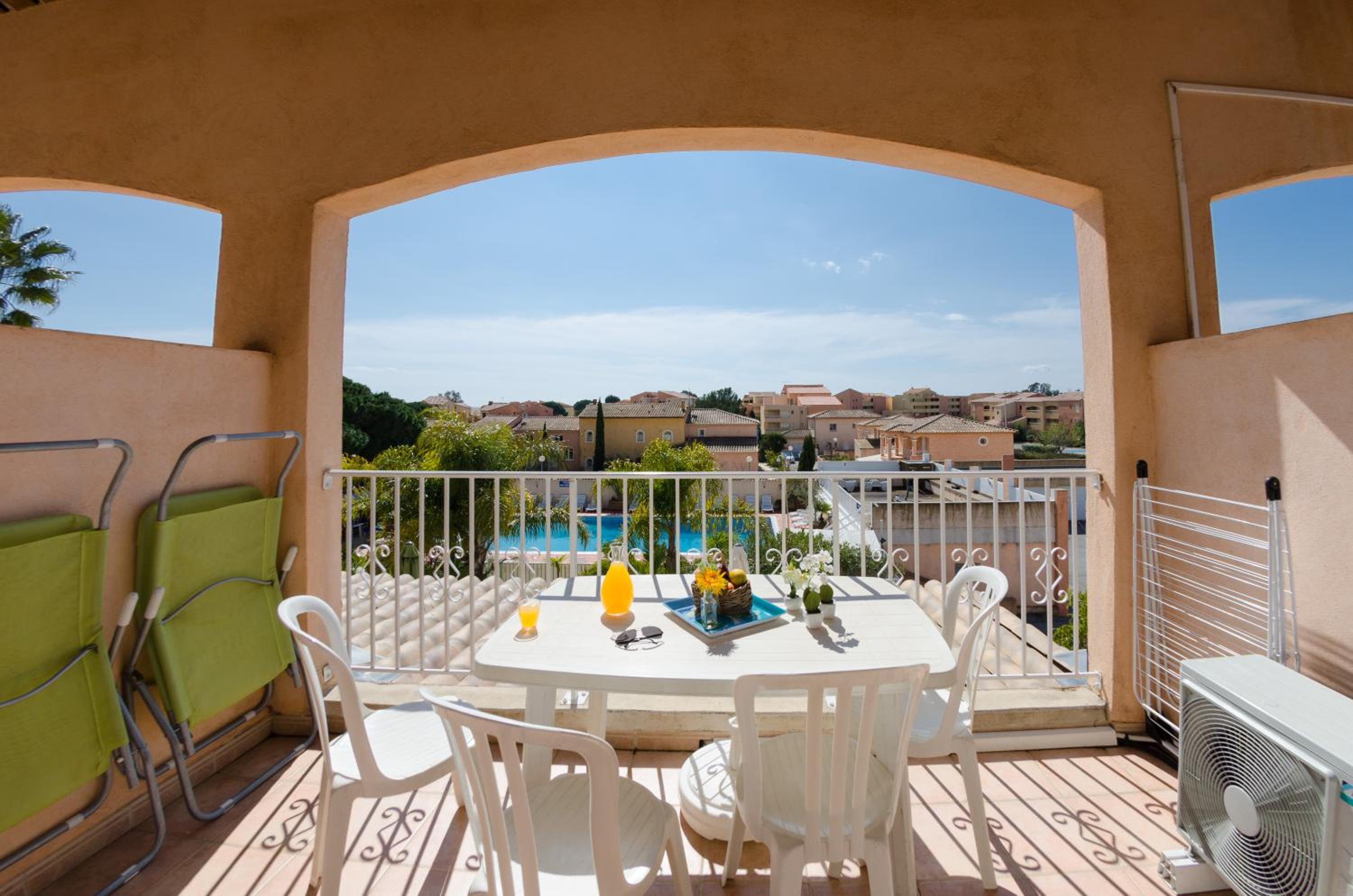 Apartment with Pool View