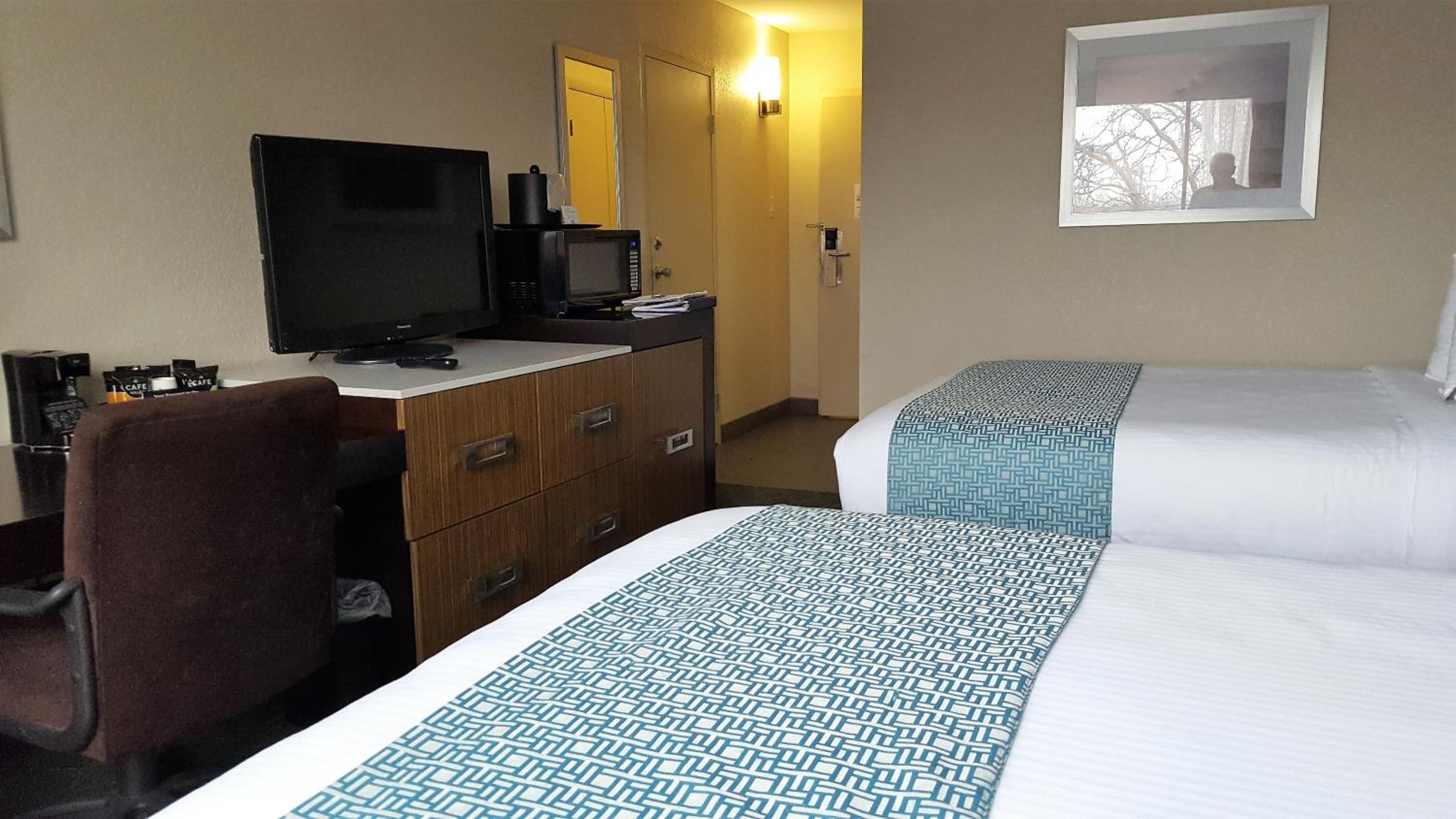 Queen Room with Two Queen Beds - City View - Photo 3