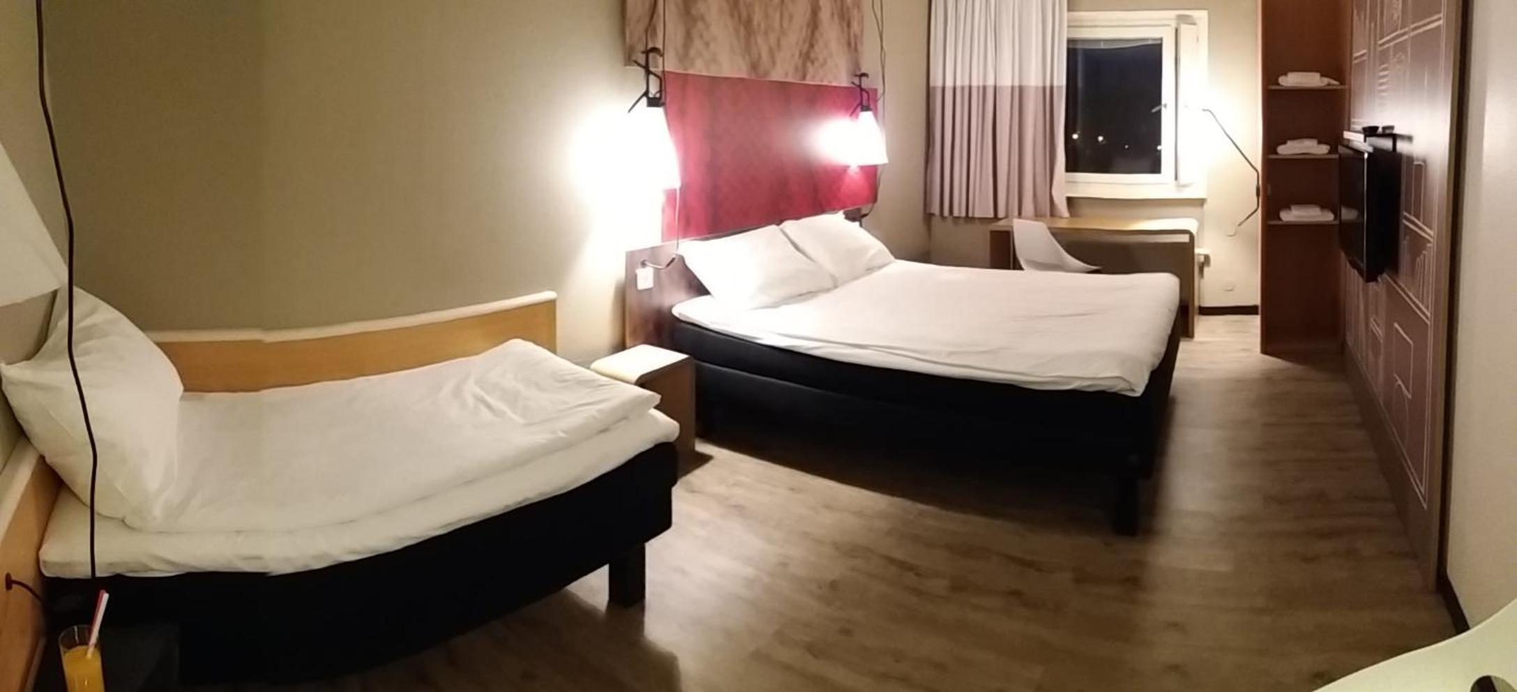 Standard Room With One Queen Bed And One Single Bed - Non-Smoking