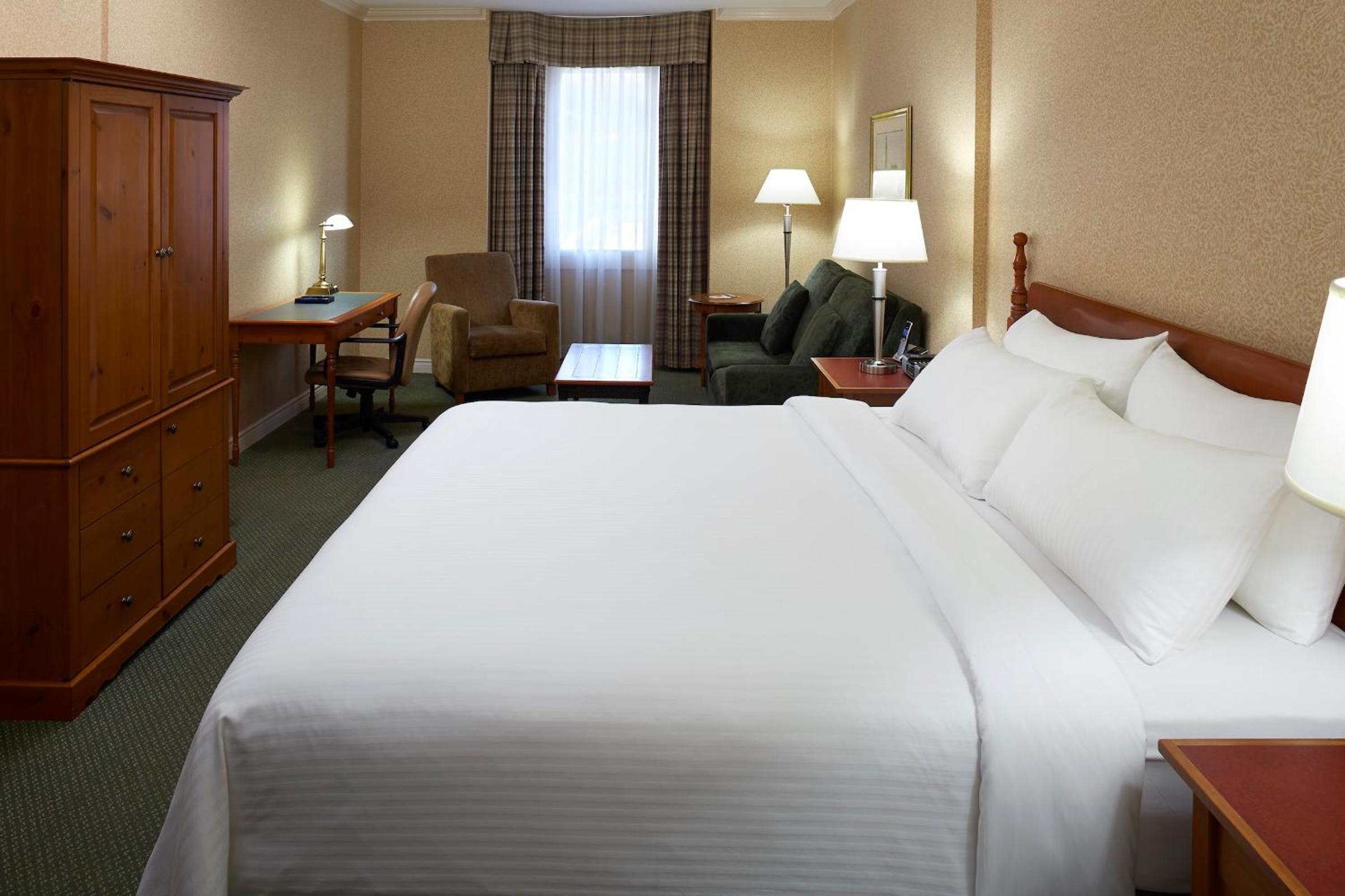 Premier King Room with City View photo 2