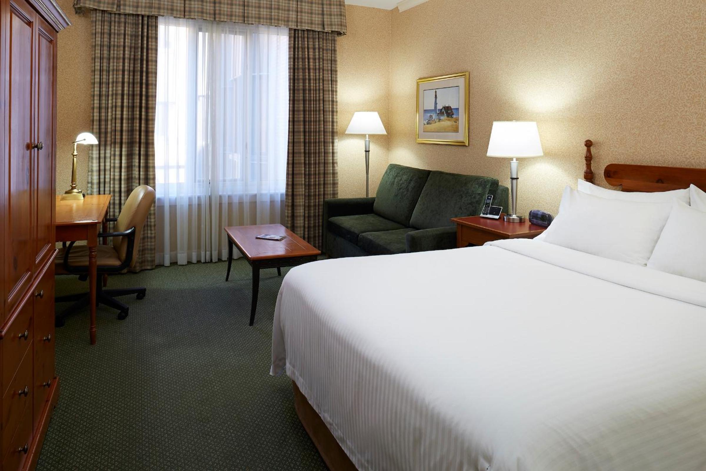 Queen Room with City View - Photo 3