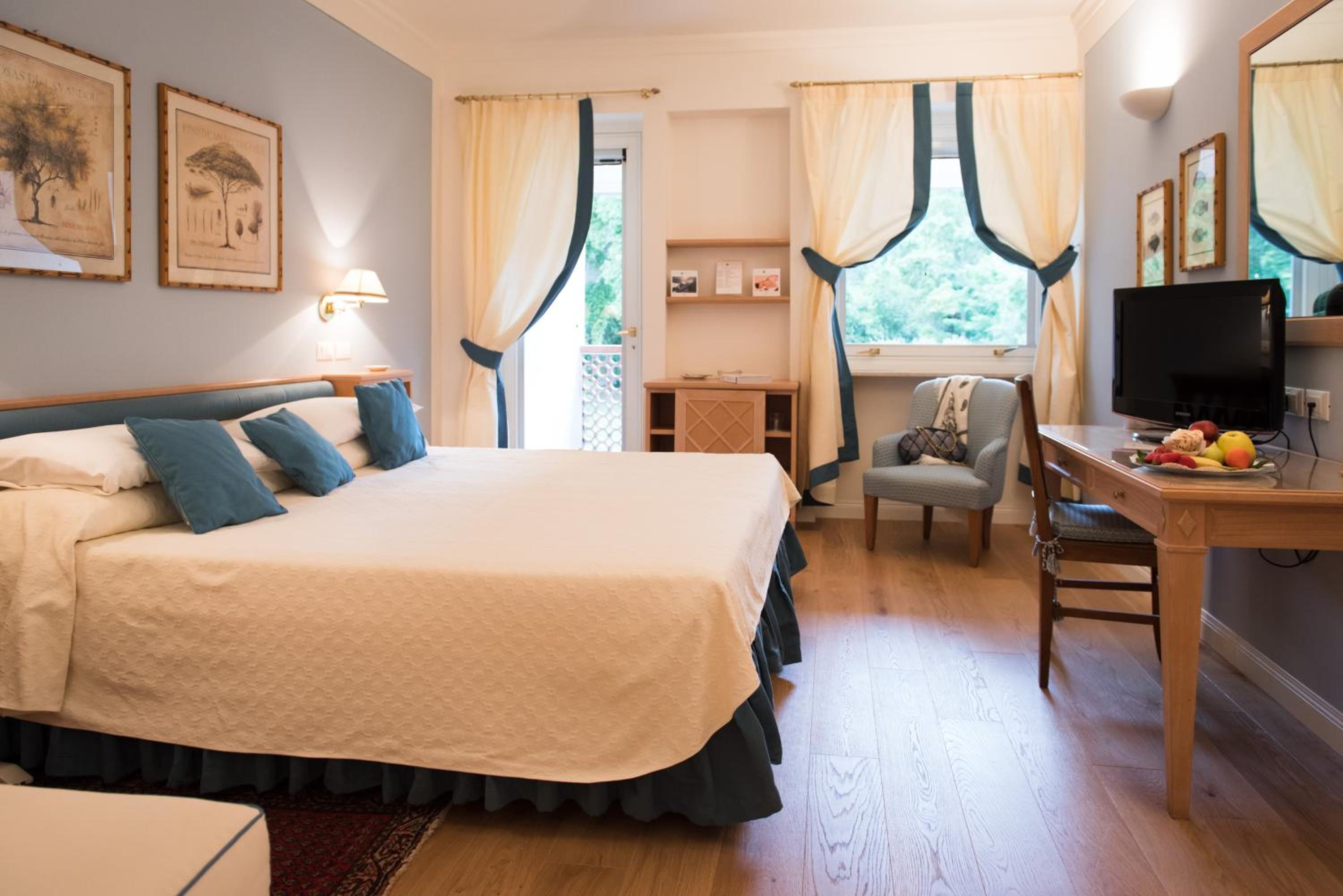 Deluxe Double or Twin Room with Partial Sea View - Photo 2