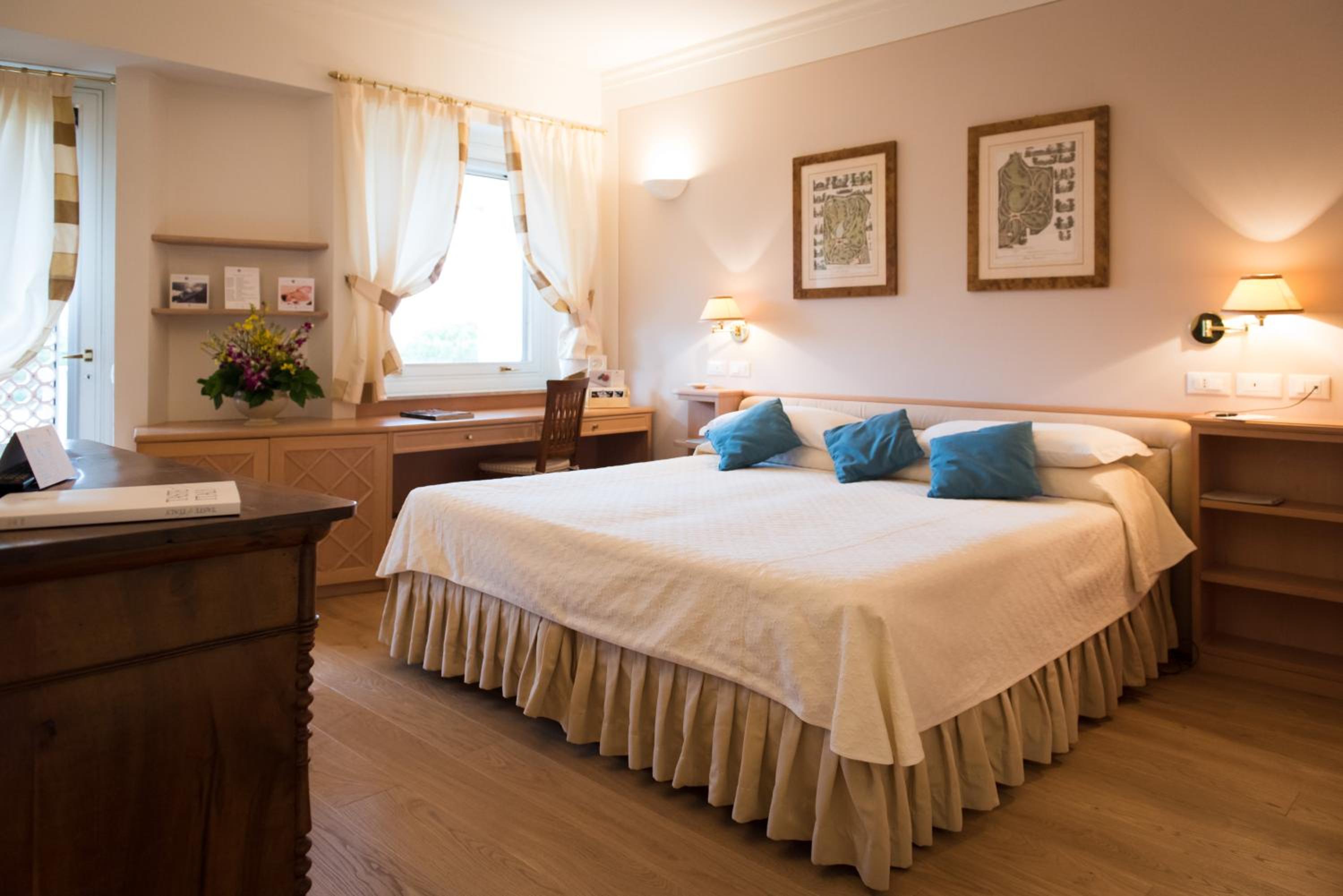 Double or Twin Room with Partial Sea View - Photo 6