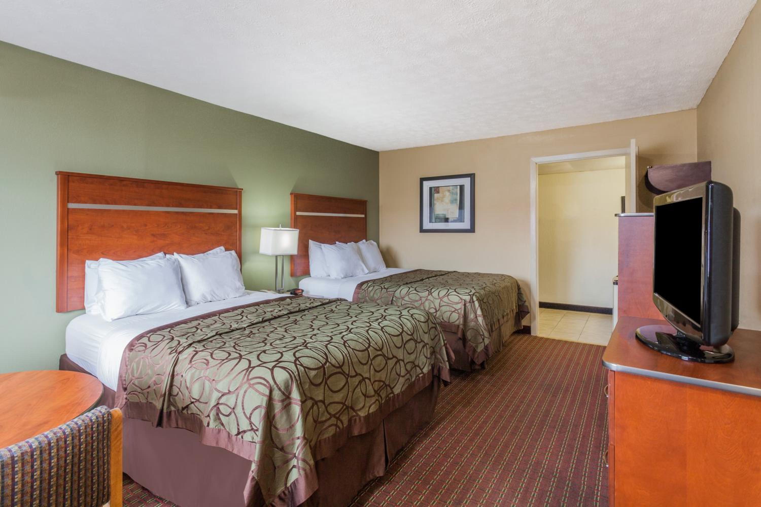 Queen Room with Two Queen Beds - Non-Smoking - Photo 4