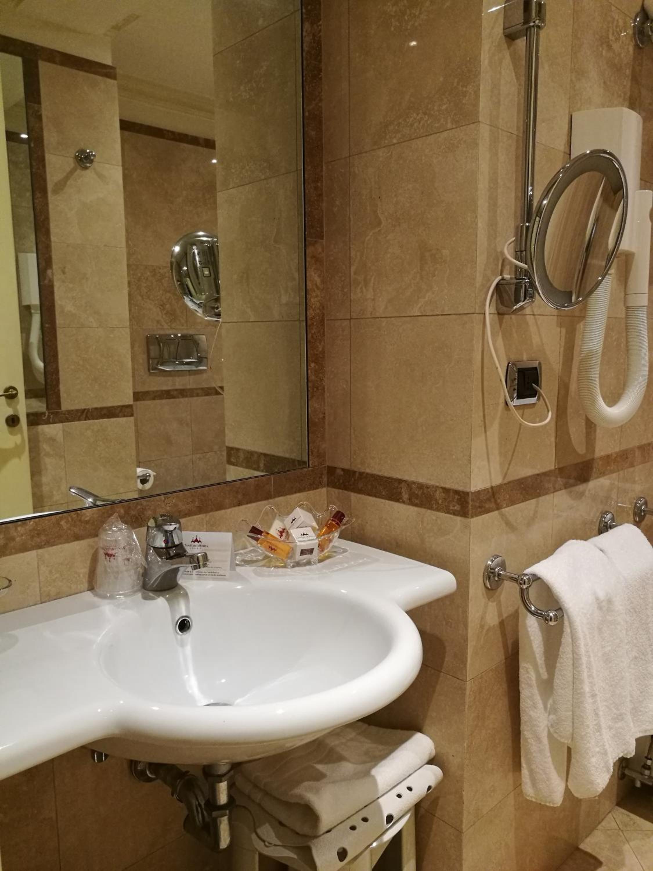  Classic One-Bedroom Apartment photo 2