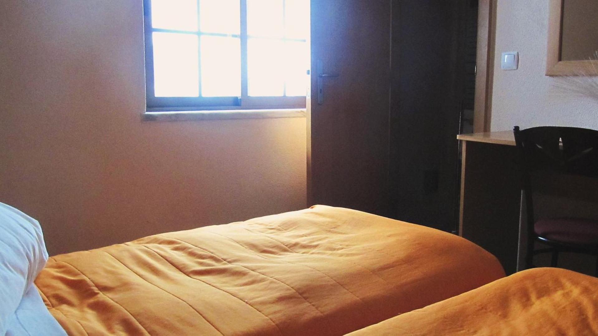Economy Twin Room - Photo 1