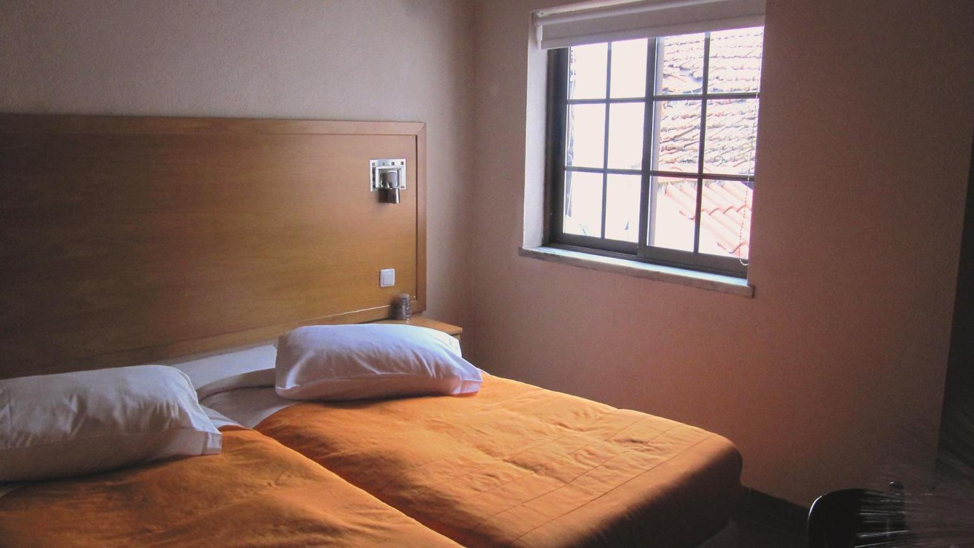 Economy Twin Room - Photo 2