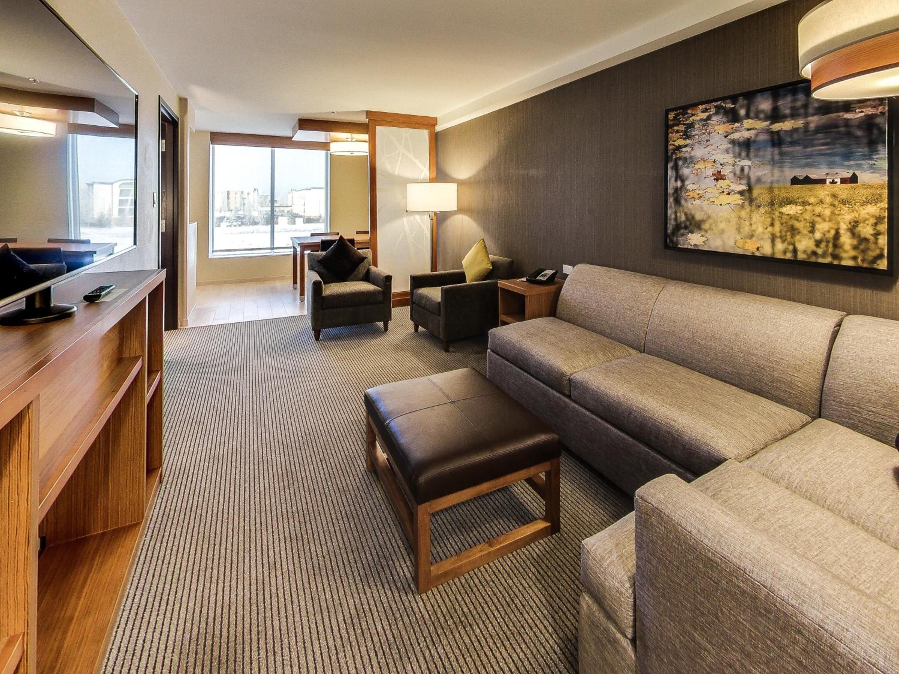 One-Bedroom King Suite with Sofa Bed photo 2