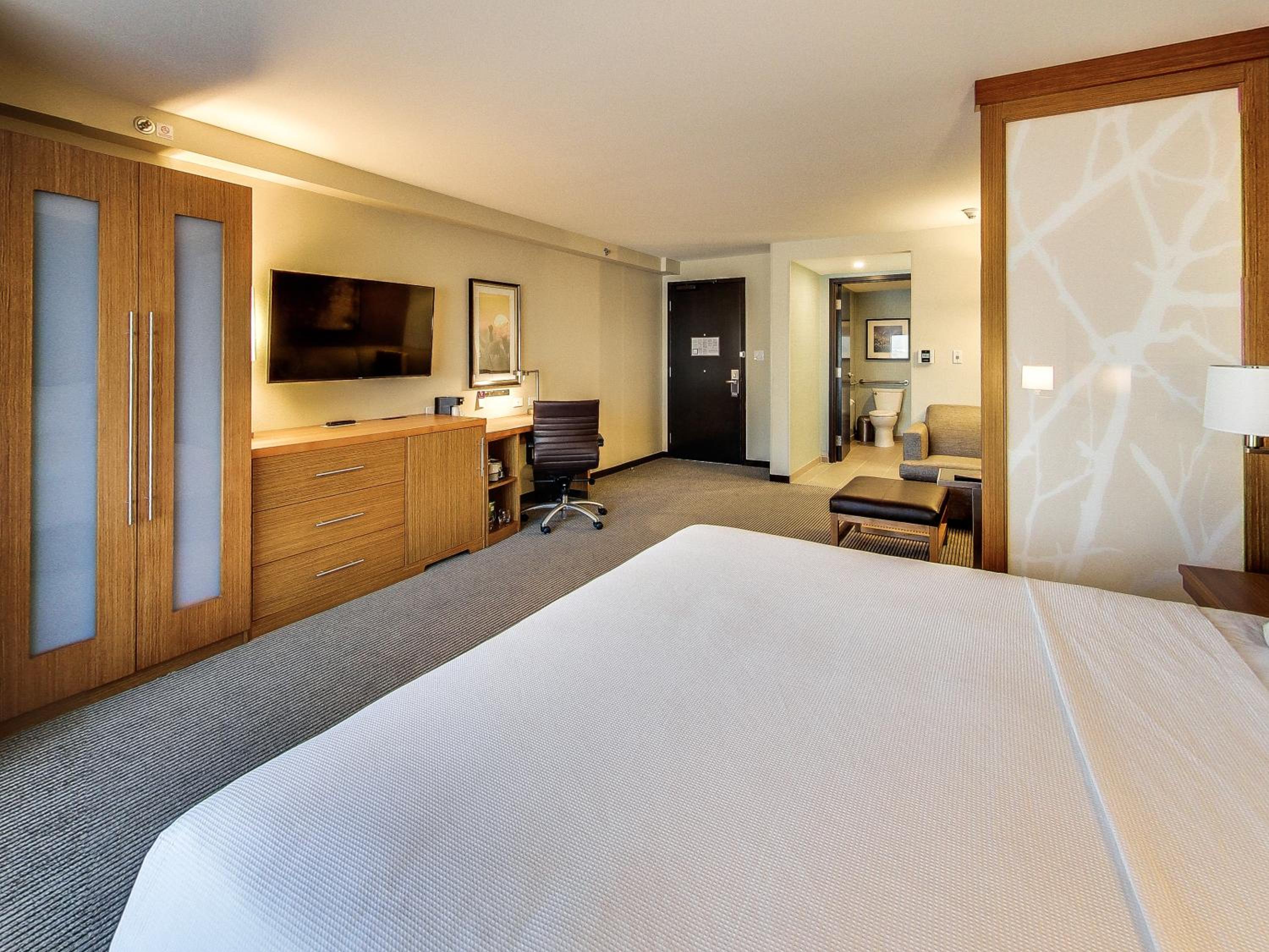 King Room with Sofa Bed and Roll-In Shower - Disability Access photo 2