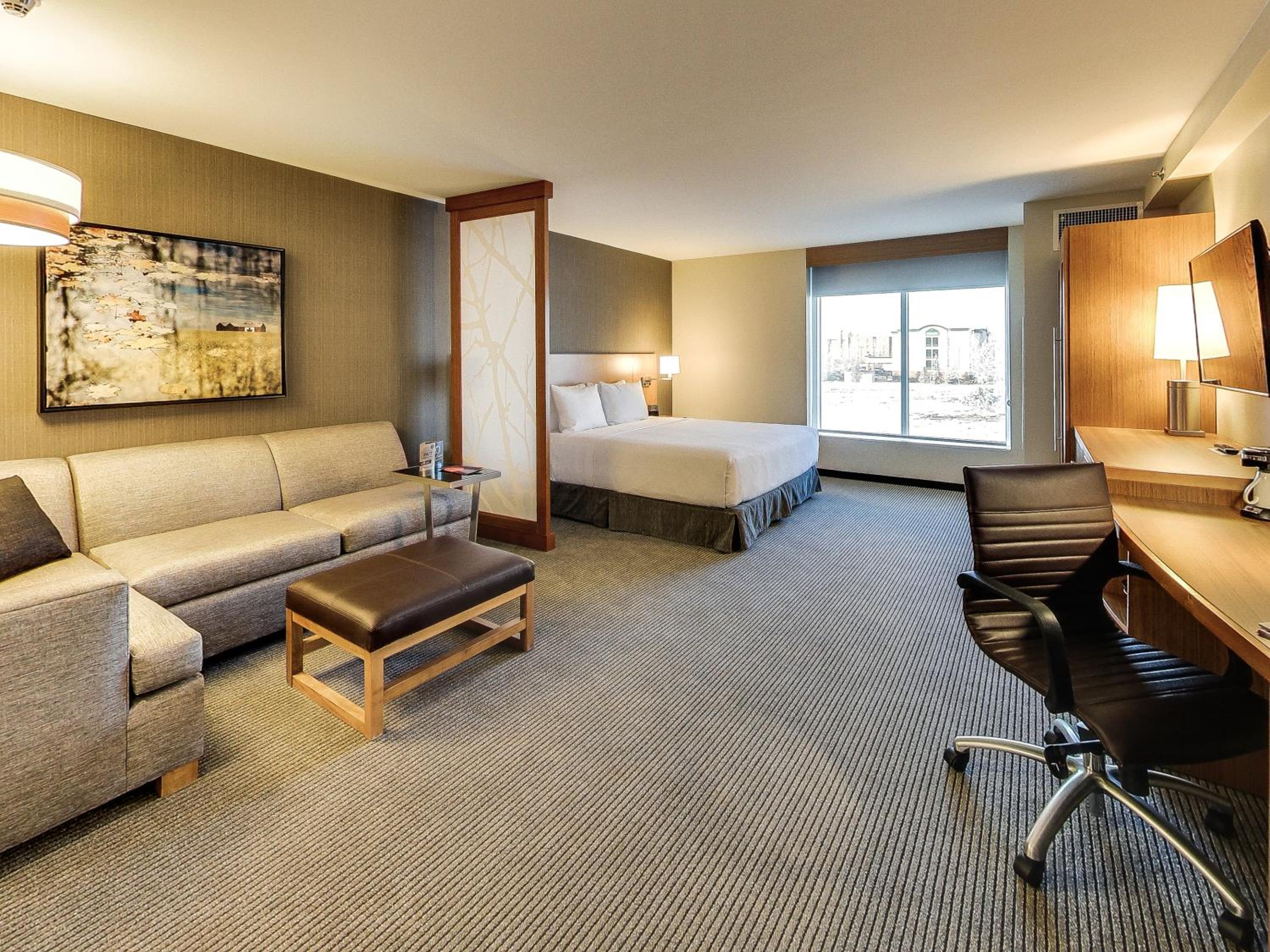 King Room with Sofa Bed and Roll-In Shower - Disability Access photo 3