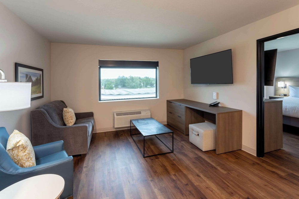 Suite (King Extended Stay, Private Bedroom) photo 1