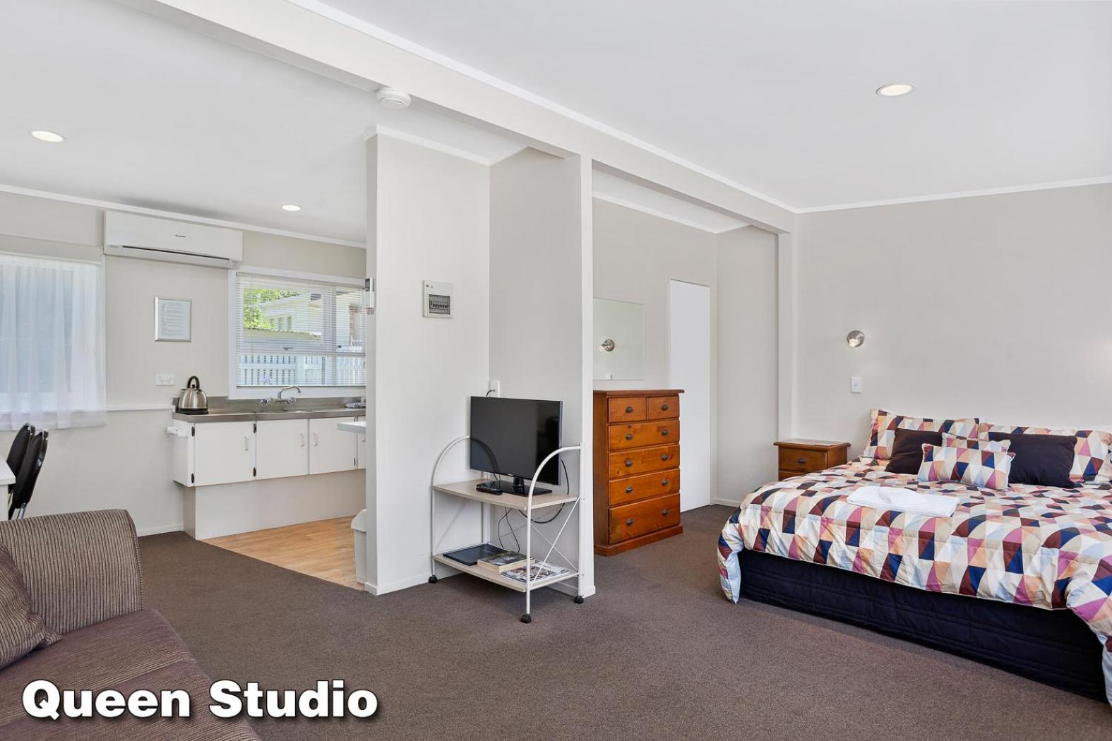 Queen Studio photo 1