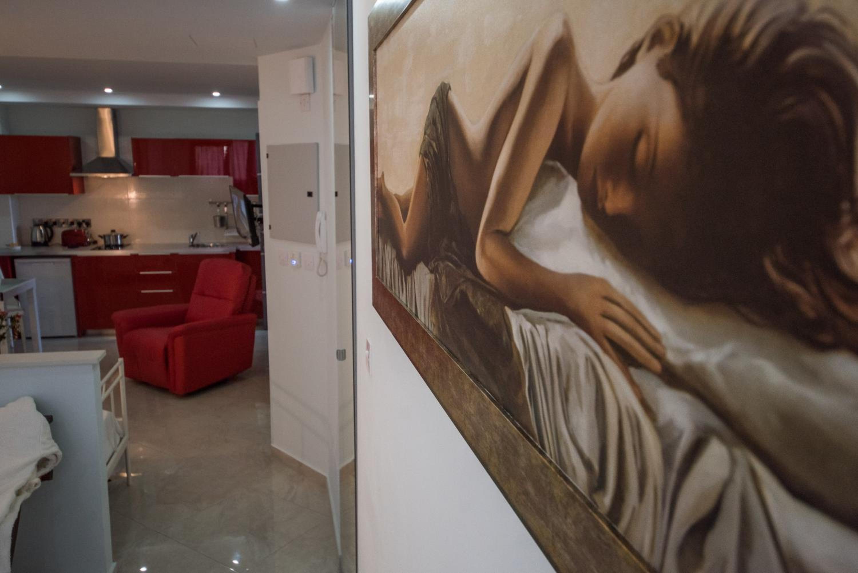 Superior Suite with Hot Tub - Photo 47
