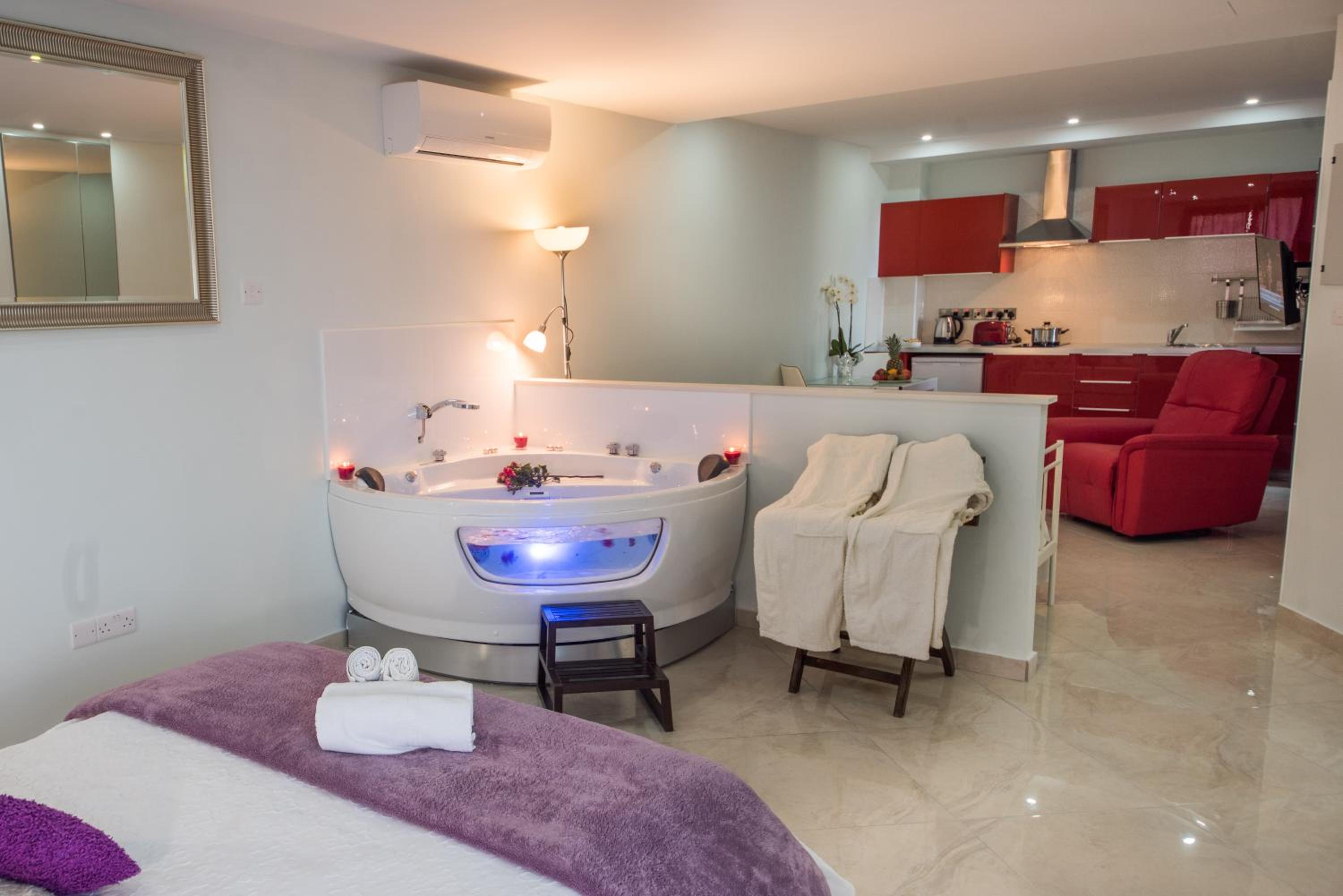 Superior Suite with Hot Tub - Photo 28