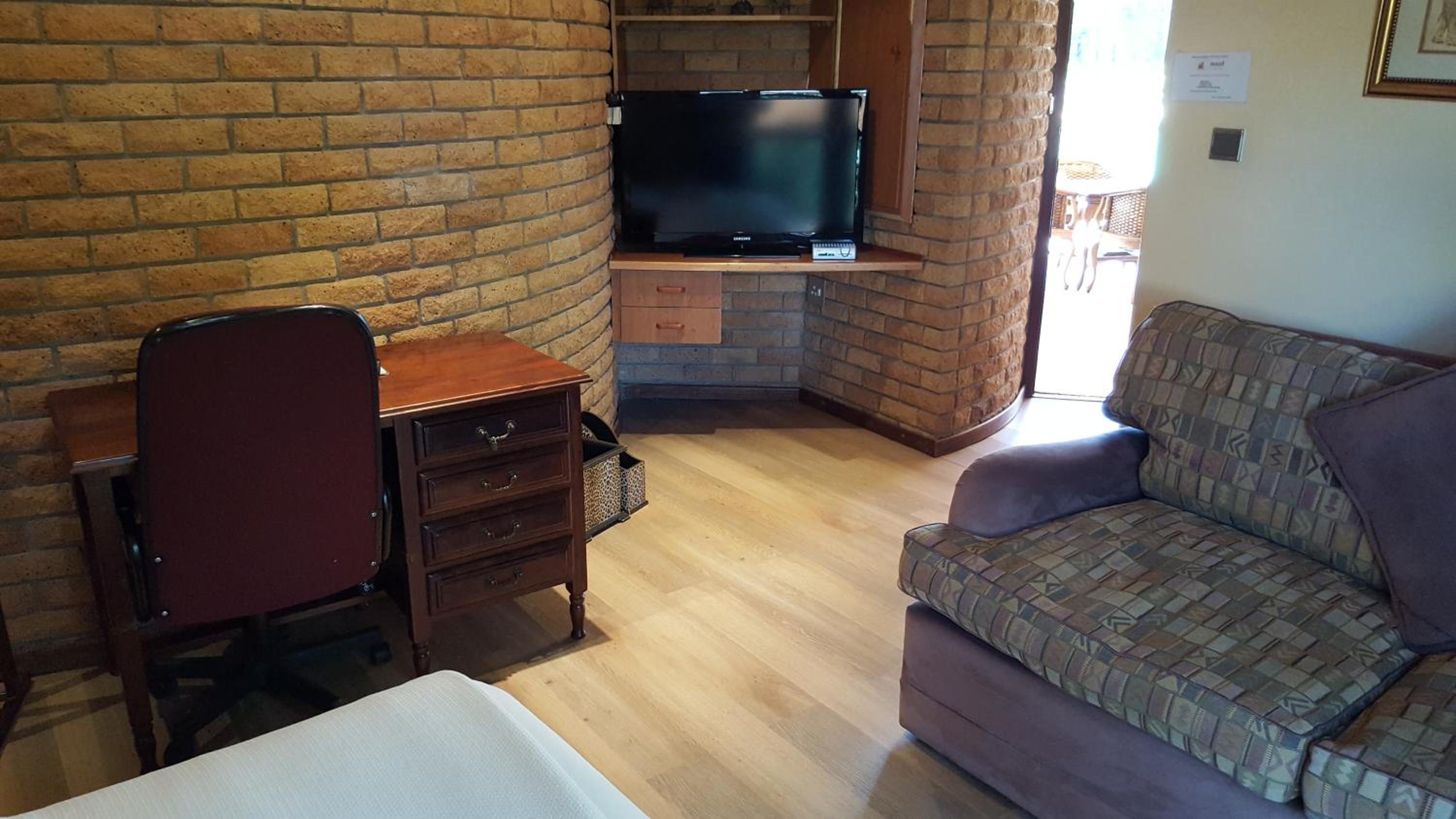 Double Room with Pool View - Photo 3