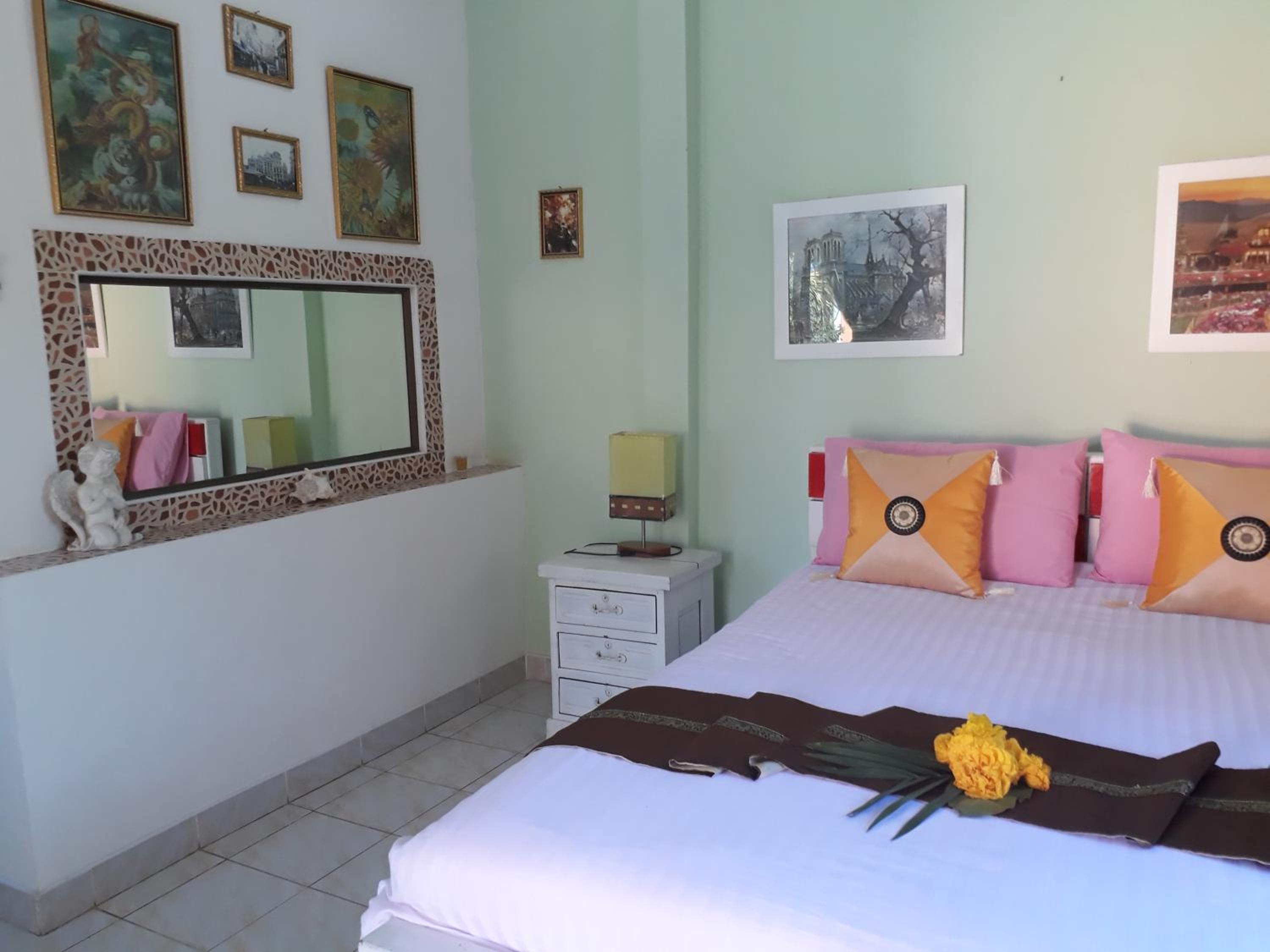 Deluxe Bungalow with Garden View - Photo 11