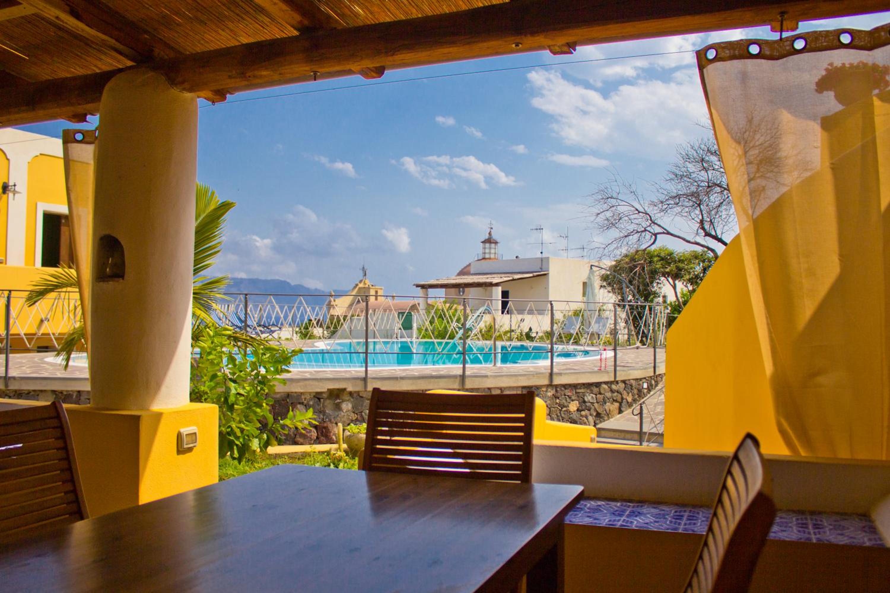Triple Room with Pool View photo 3