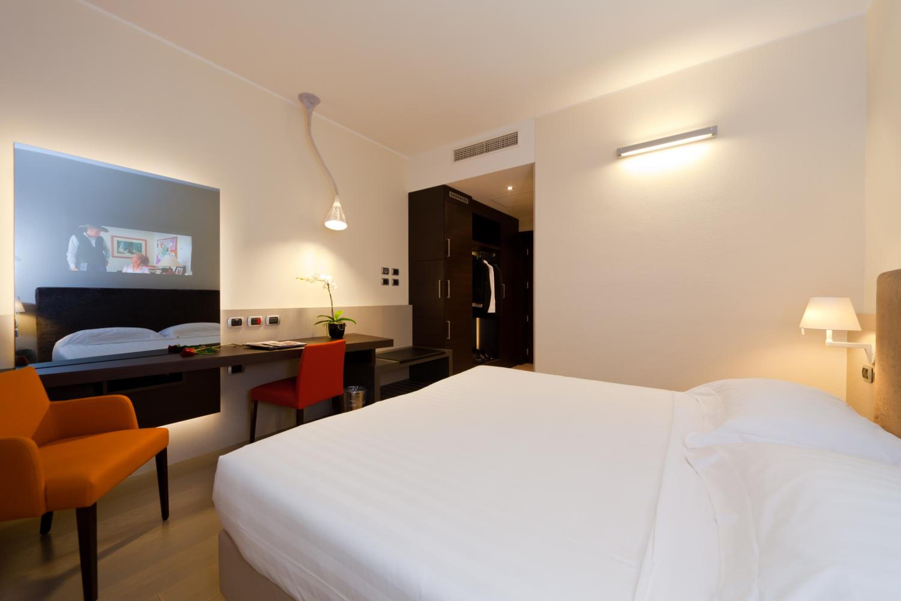 Premium Double or Twin Room - Photo 2