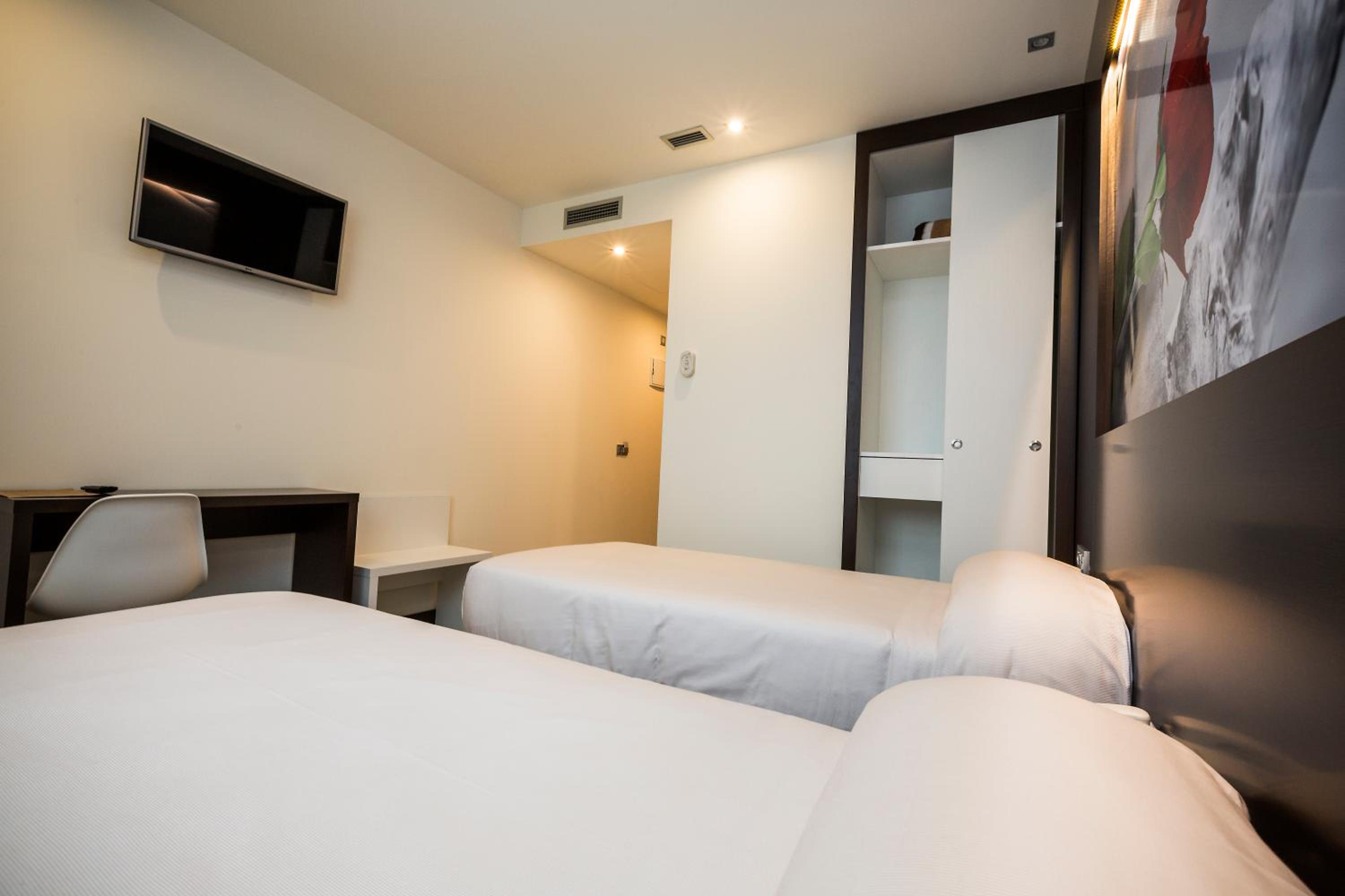 Twin Room - Photo 11