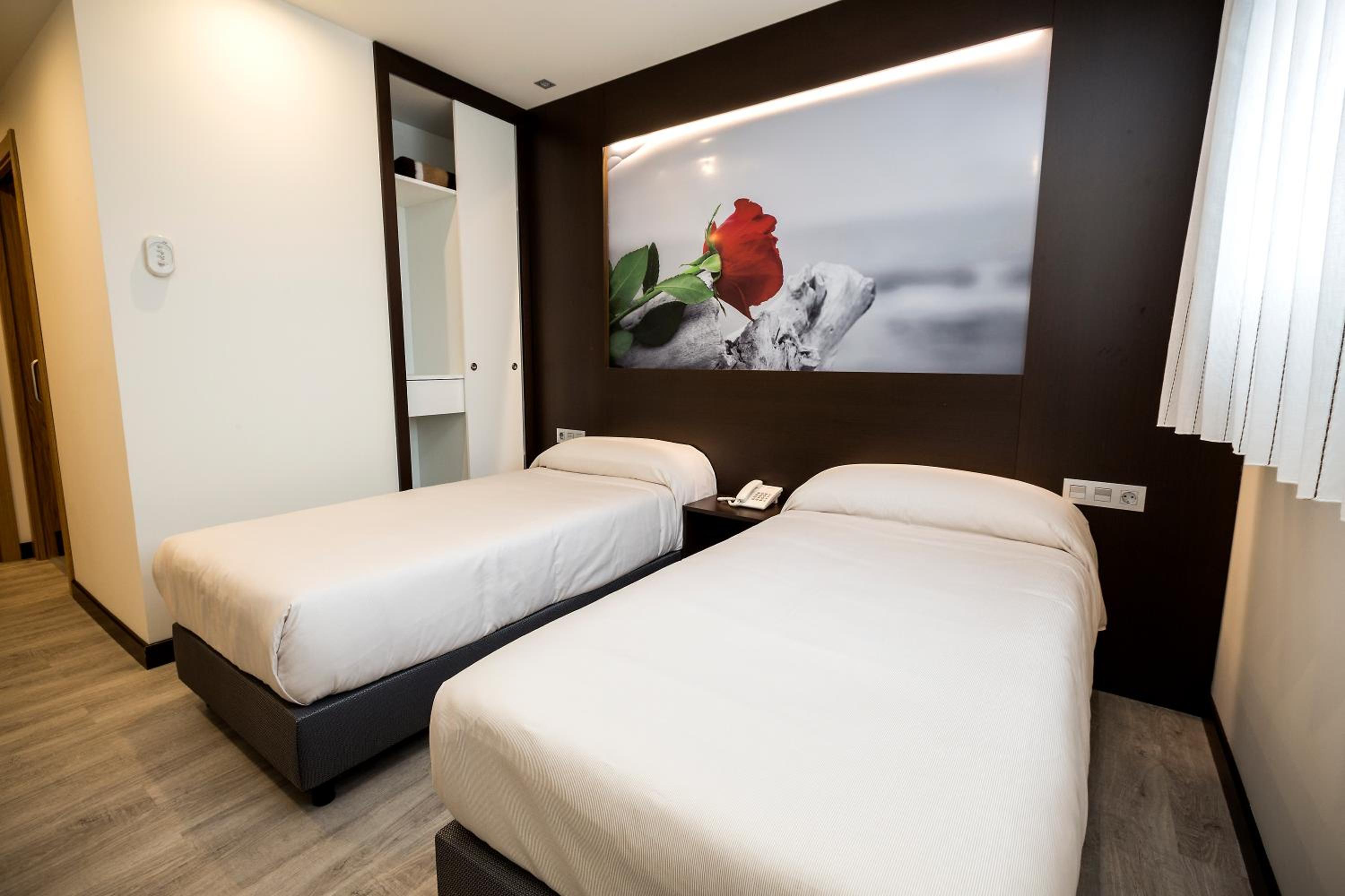 Twin Room - Photo 17