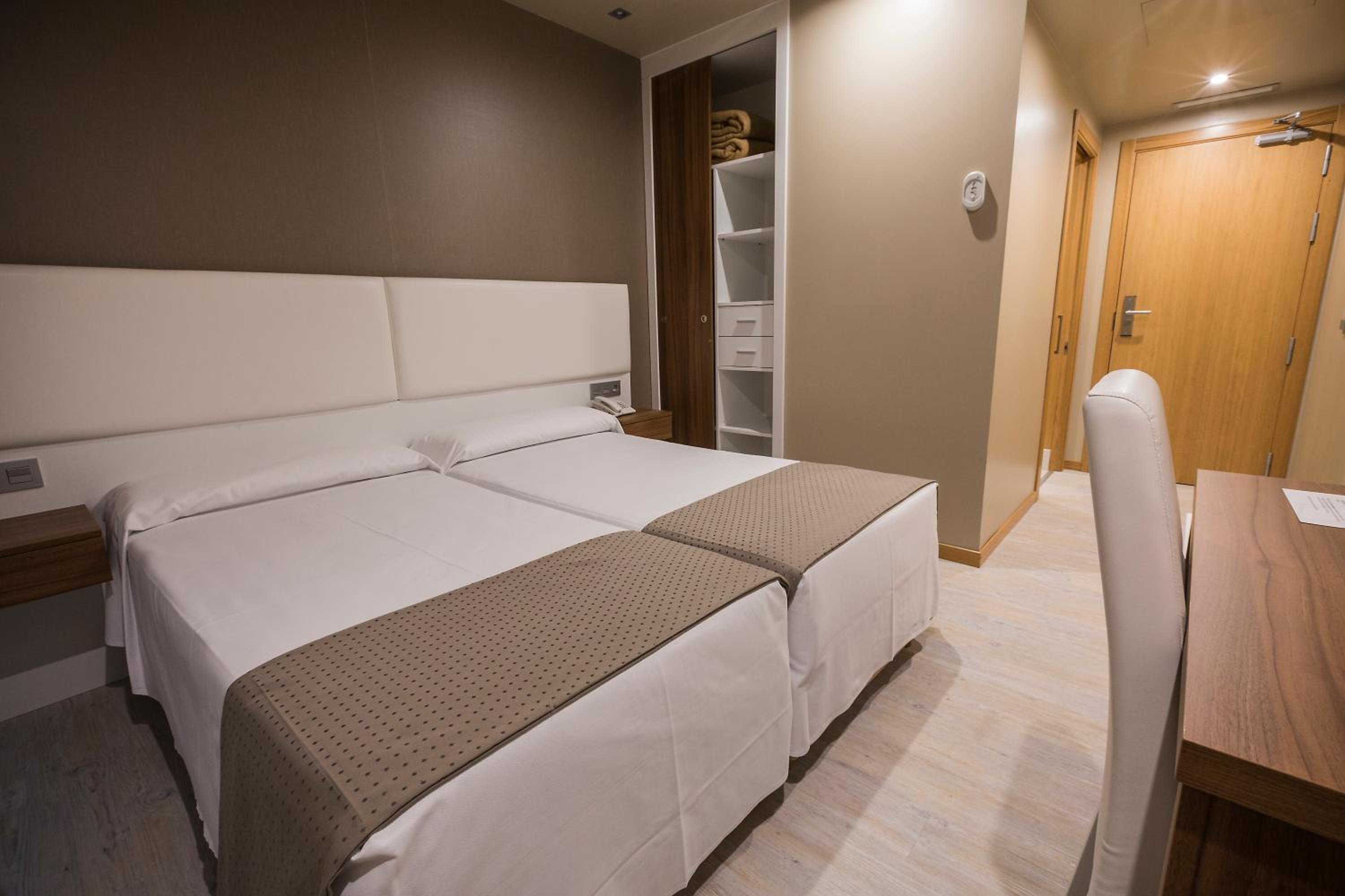 Twin Room - Photo 1