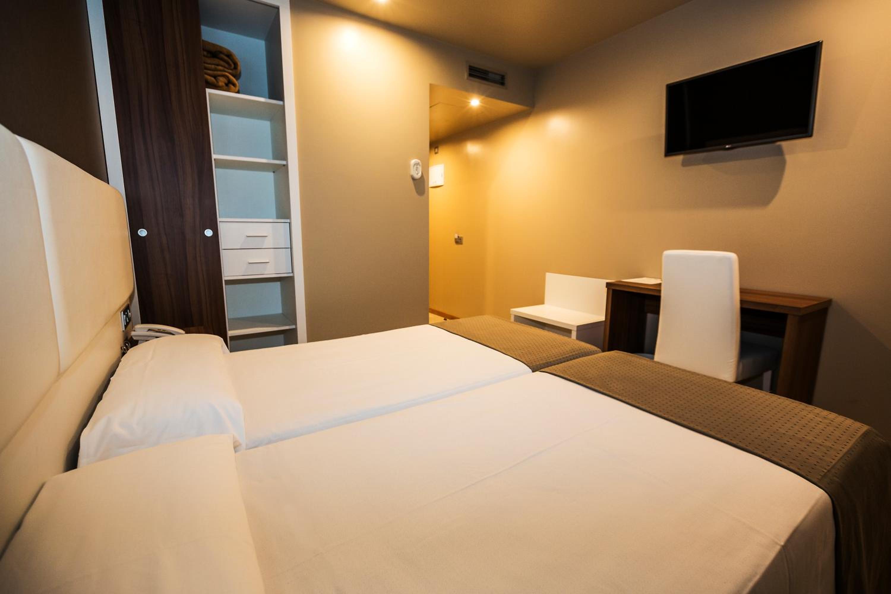 Twin Room - Photo 12