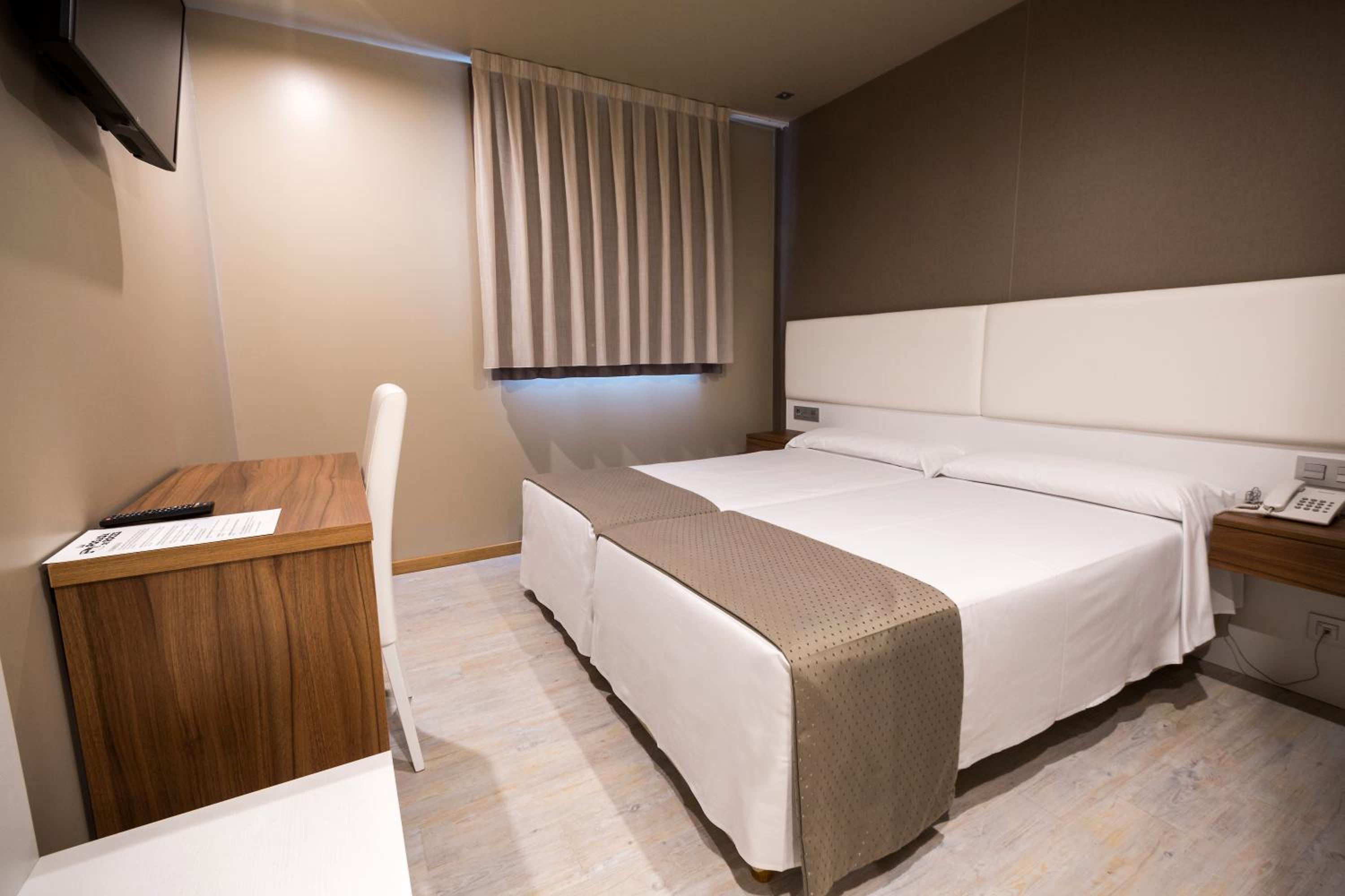Twin Room - Photo 16