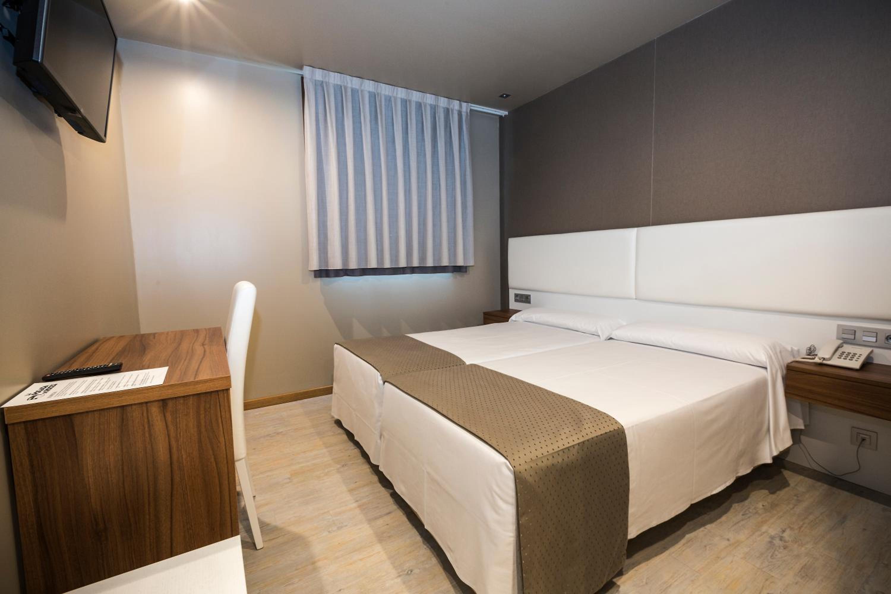 Twin Room - Photo 15