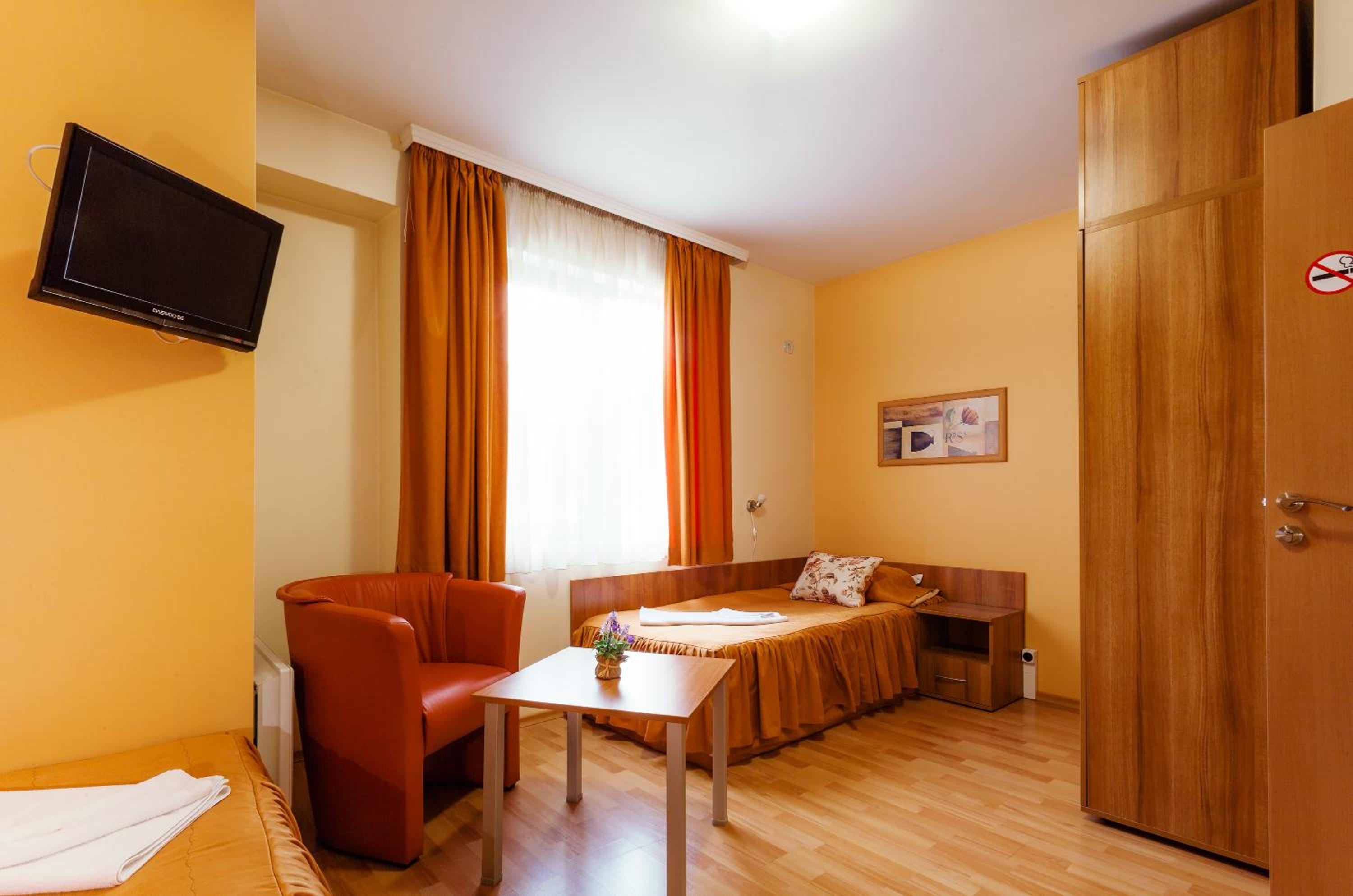 One-Bedroom Apartment - Photo 2