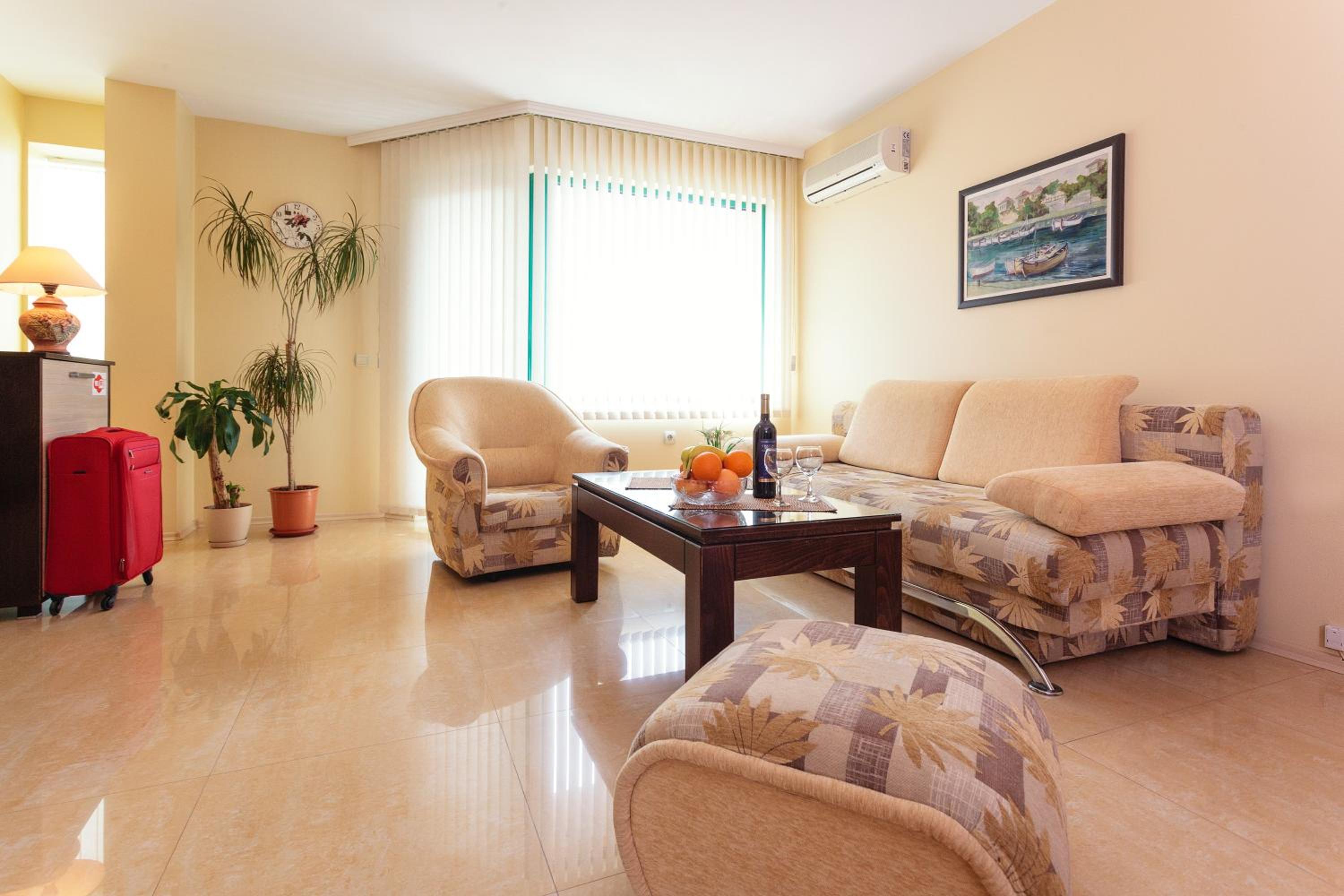 One-Bedroom Apartment - Photo 4