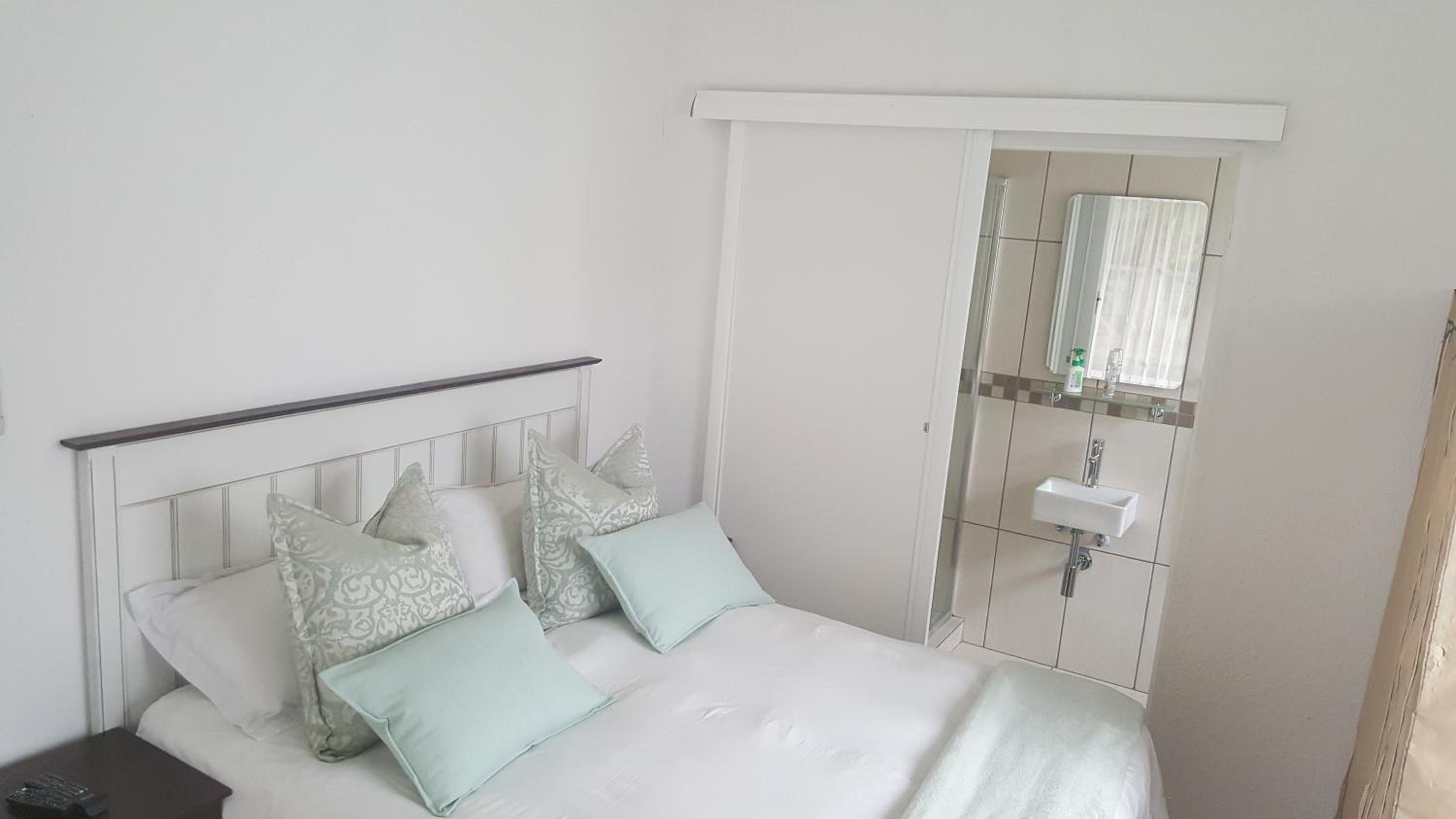 Deluxe Queen Room - Photo 15
