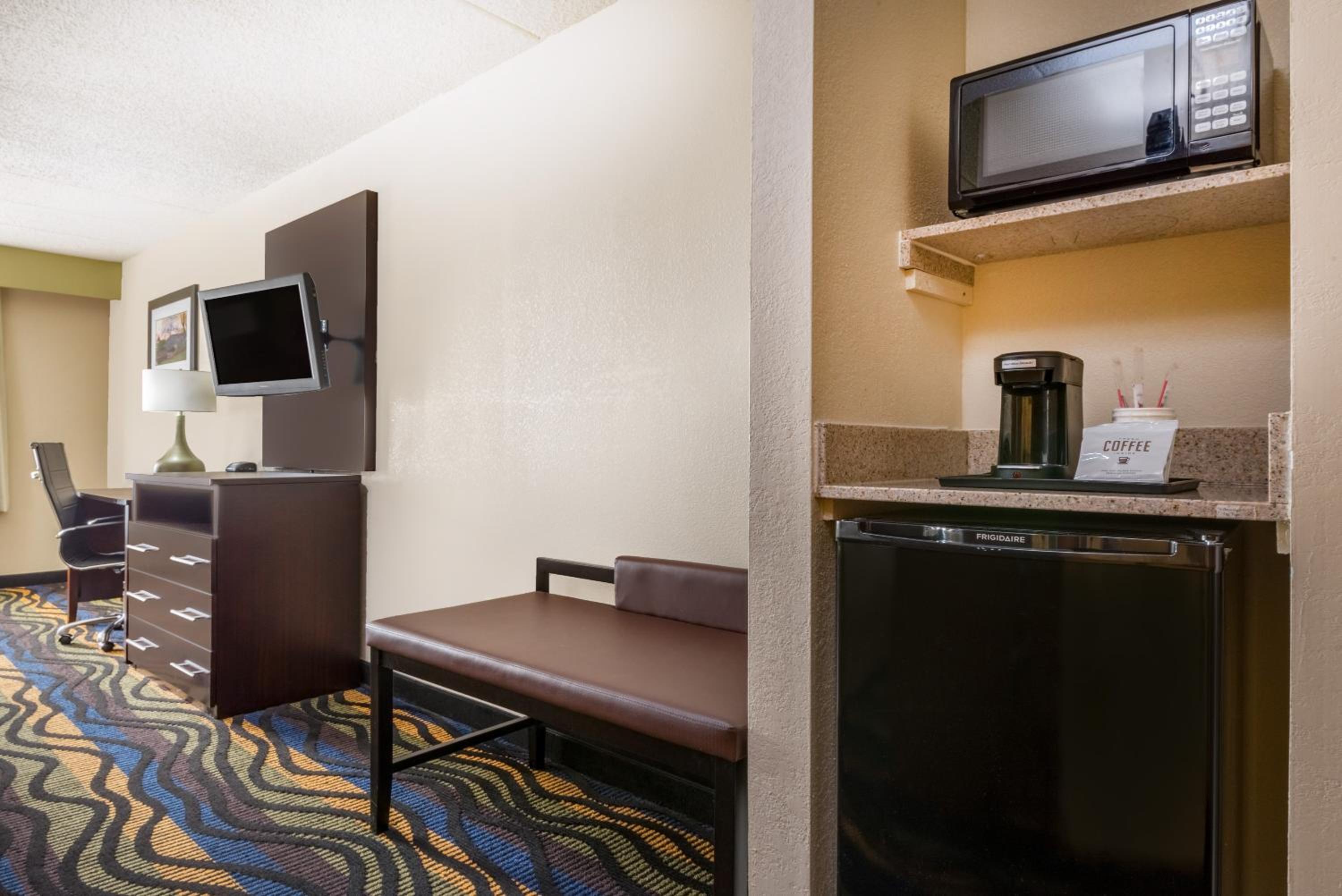 King Room - Non-Smoking - Photo 5