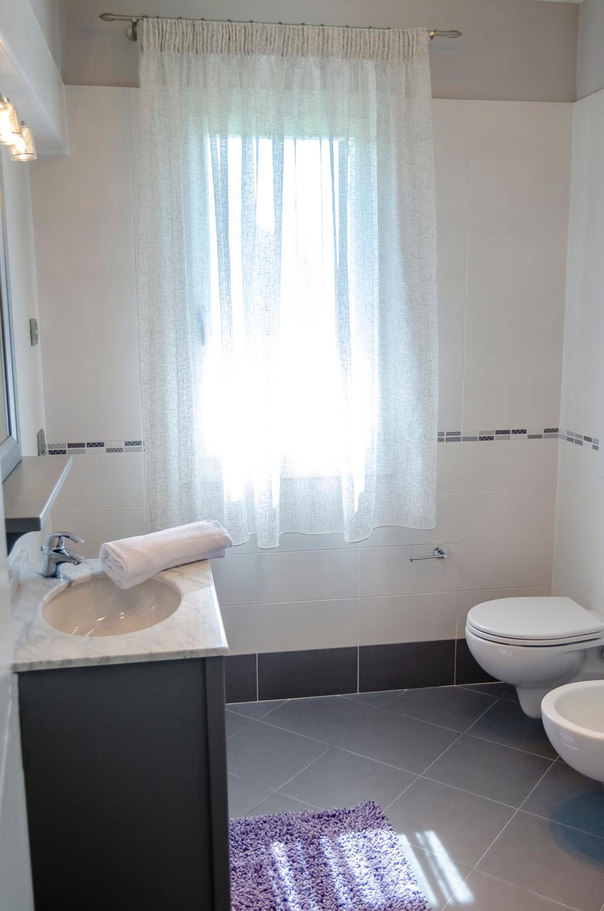 Double Room - Photo 12