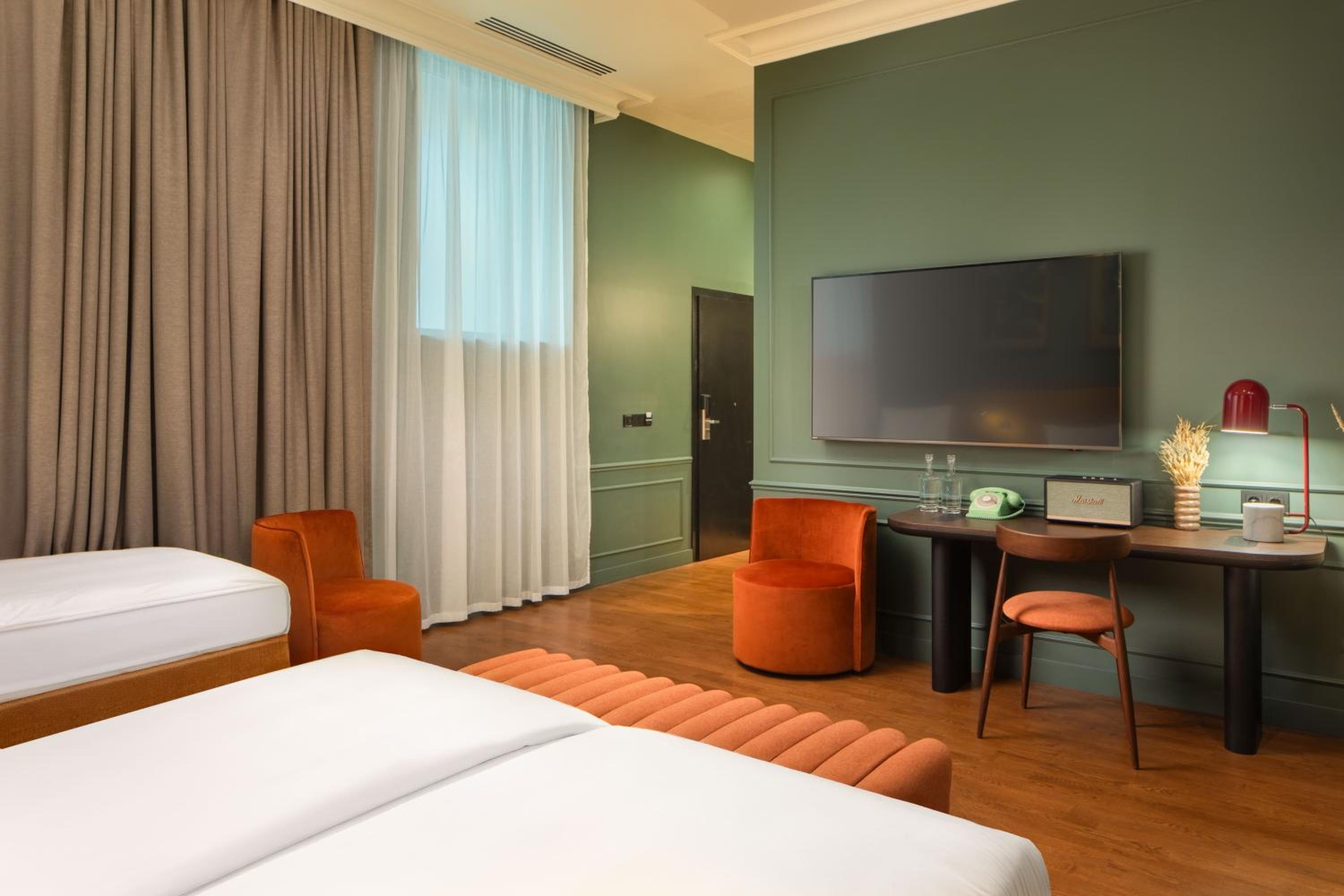 Deluxe Twin Room with Atrium View - Accessible thumbnail 5