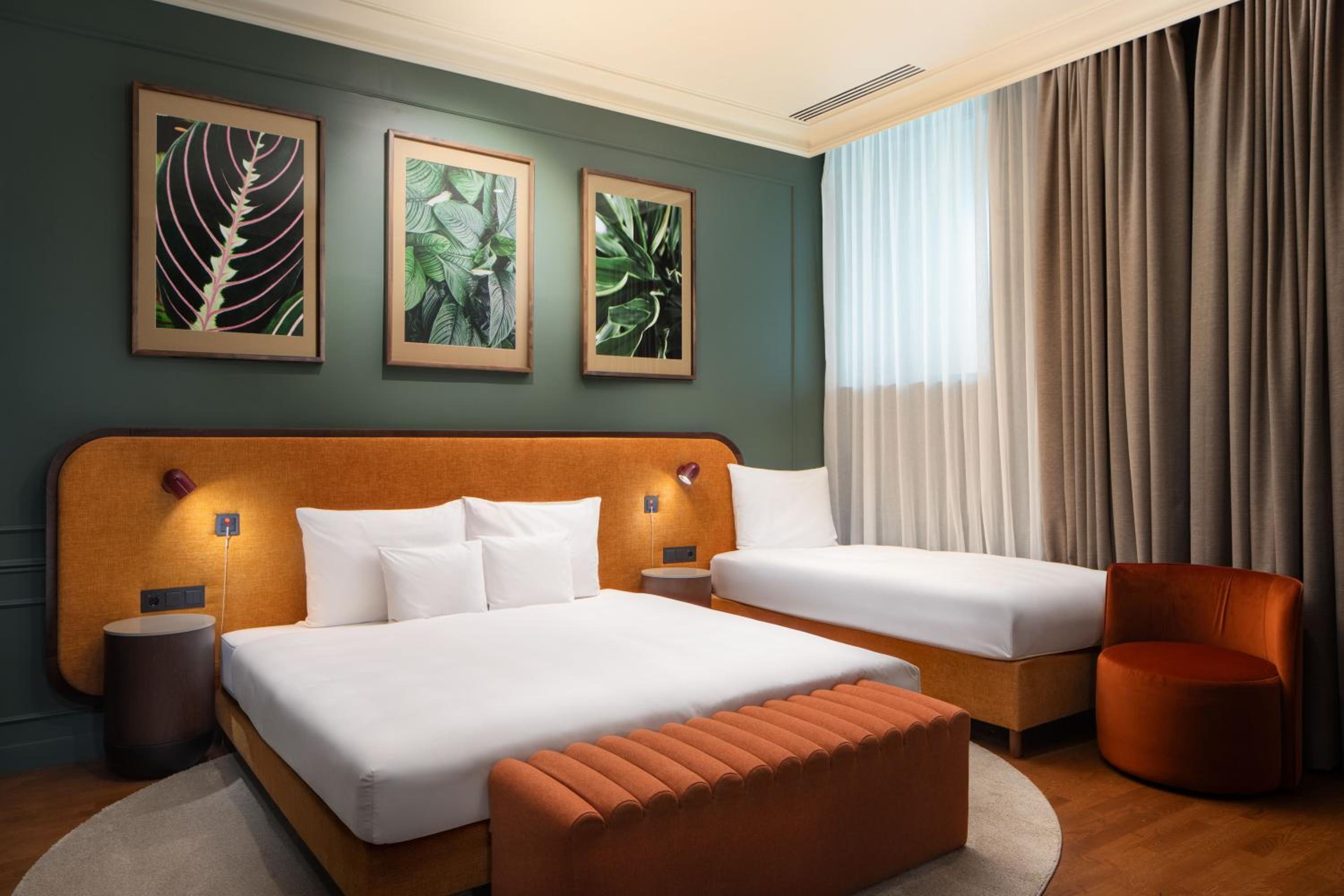 Deluxe Twin Room with Atrium View - Accessible