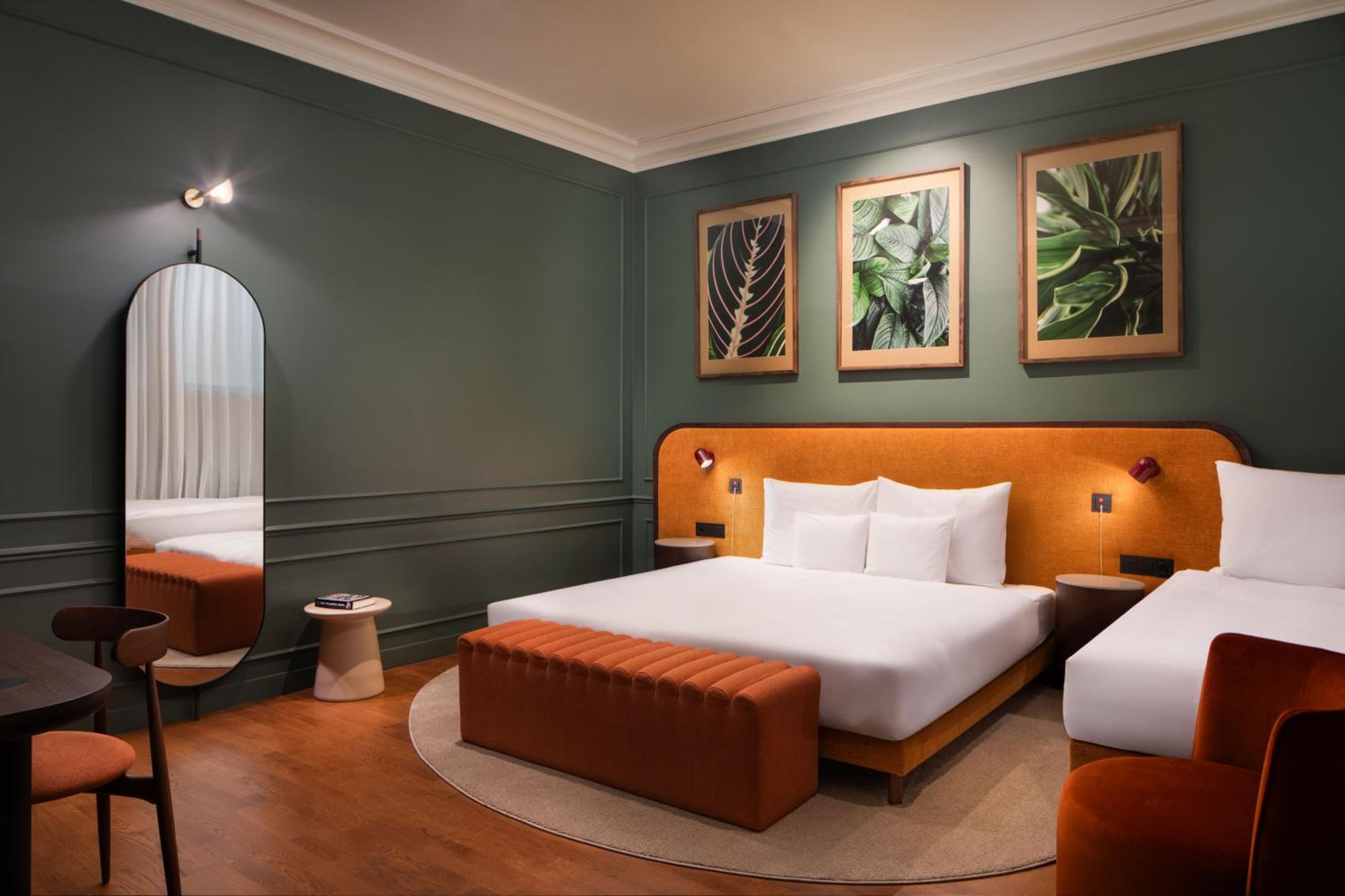 Deluxe Twin Room with Atrium View - Accessible
