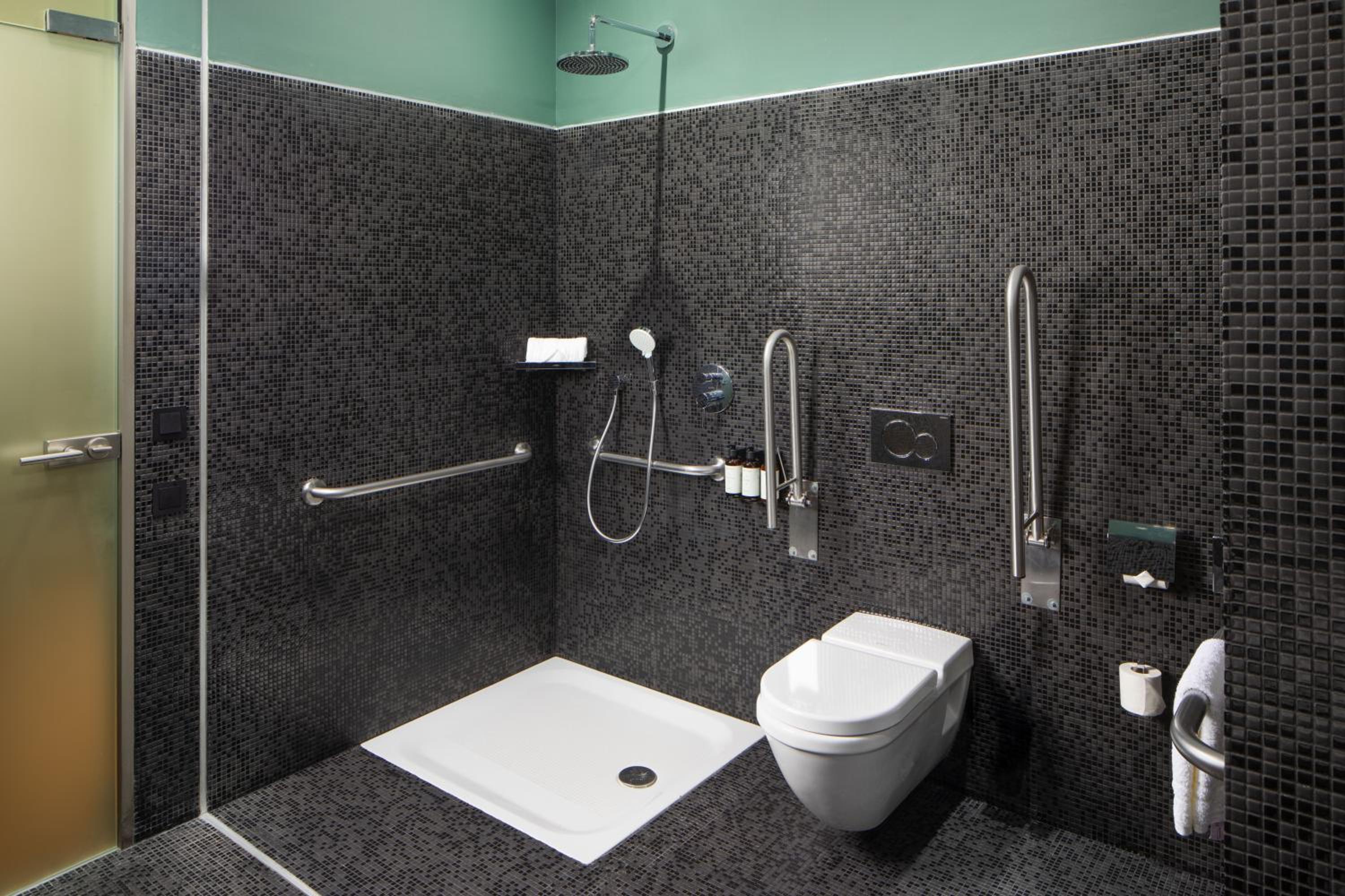 Deluxe Twin Room with Atrium View - Accessible