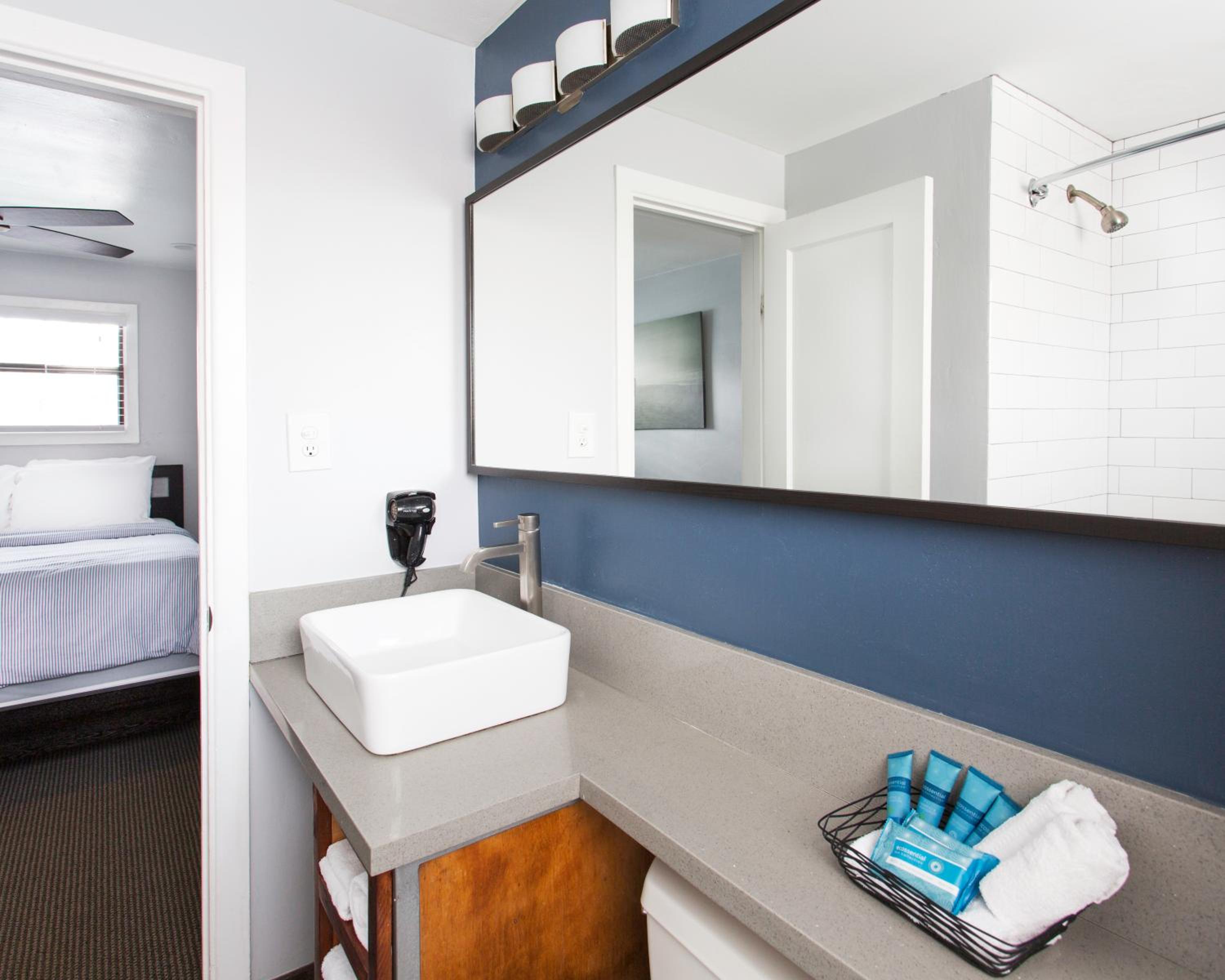 One-Bedroom Queen Suite with Kitchen - Photo 5