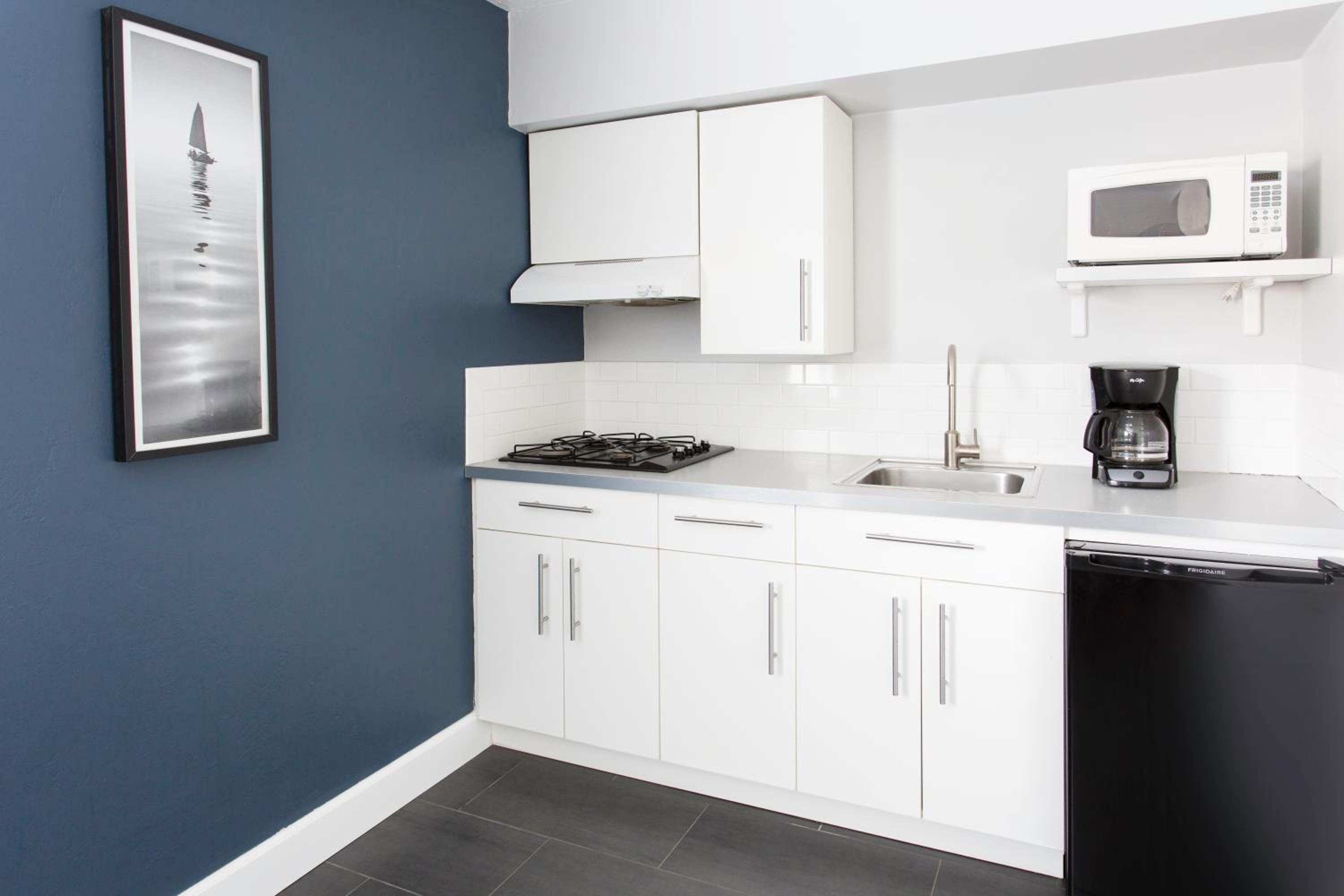 One-Bedroom Queen Suite with Kitchen - Photo 4