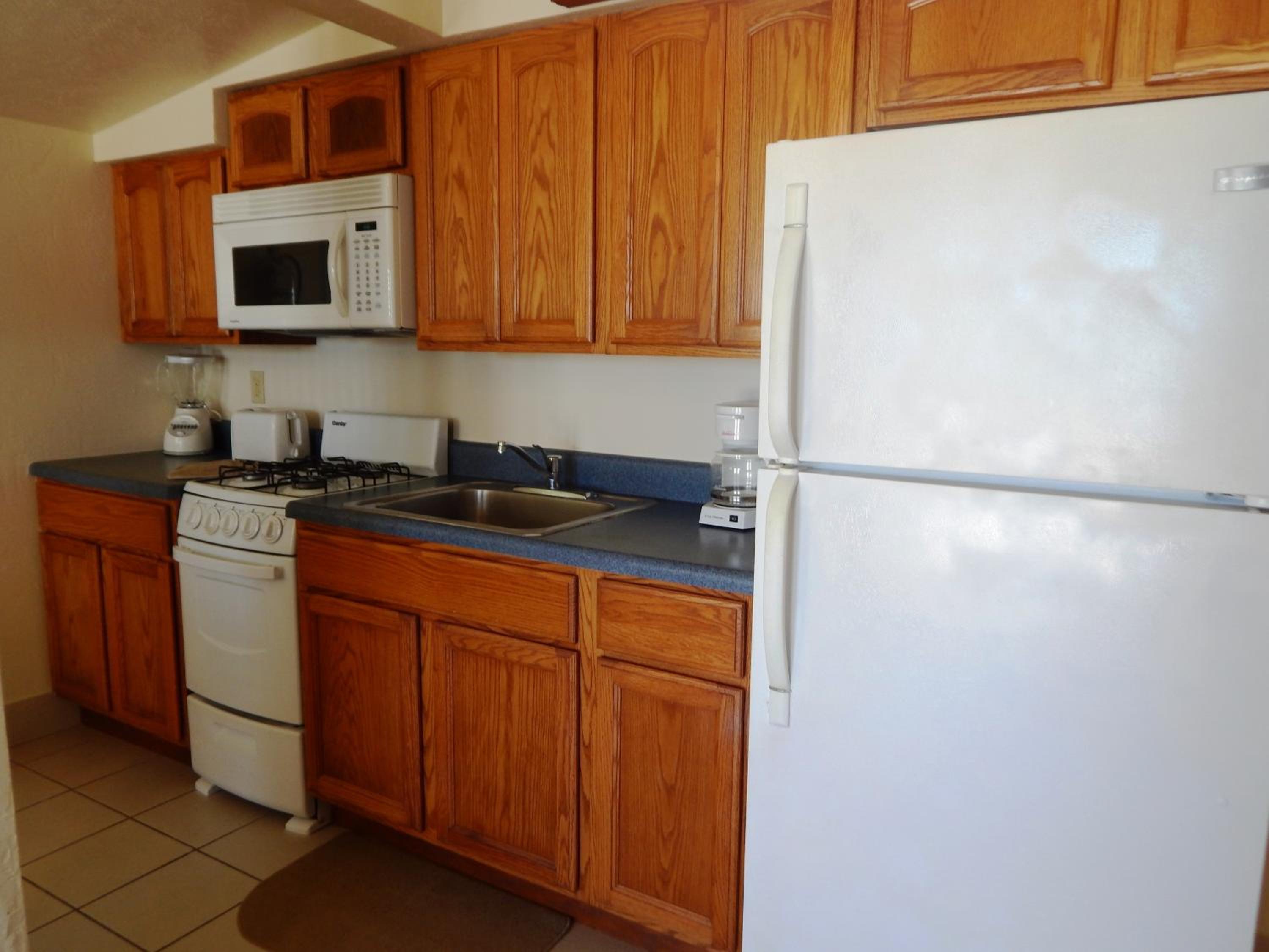 One-Bedroom Suite with Queen Bed - Water View photo 2