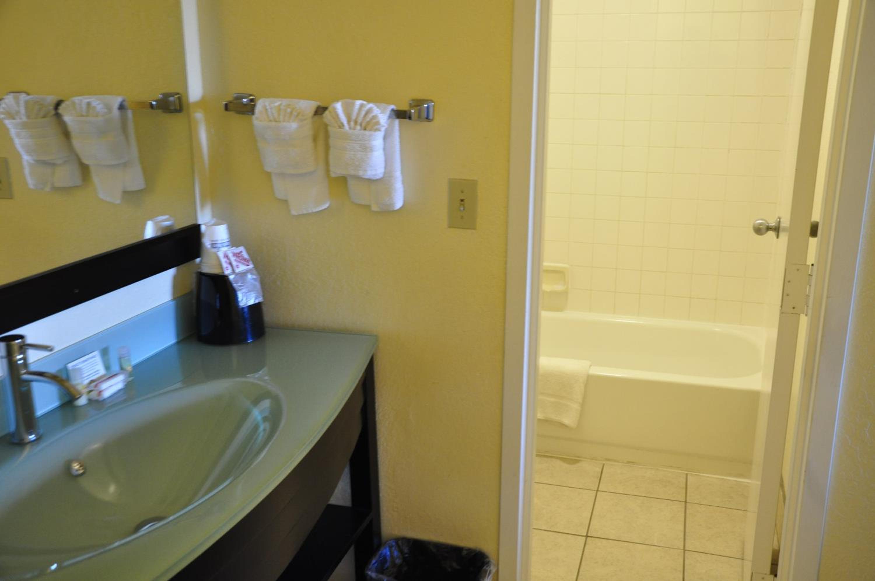 King Room with Roll-in Shower - Disability Access - Non-Smoking - Photo 5