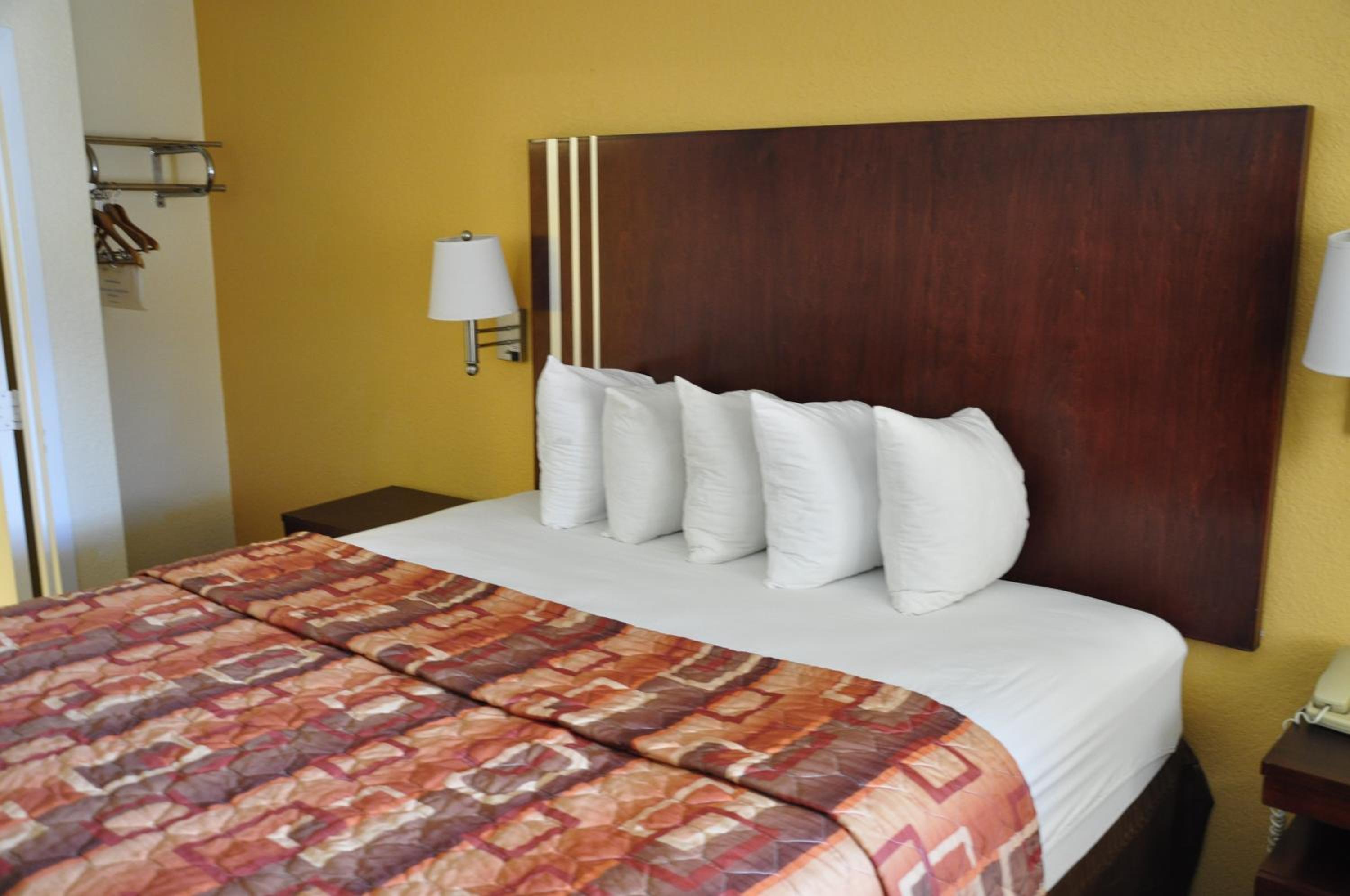 King Room with Roll-in Shower - Disability Access - Non-Smoking - Photo 6