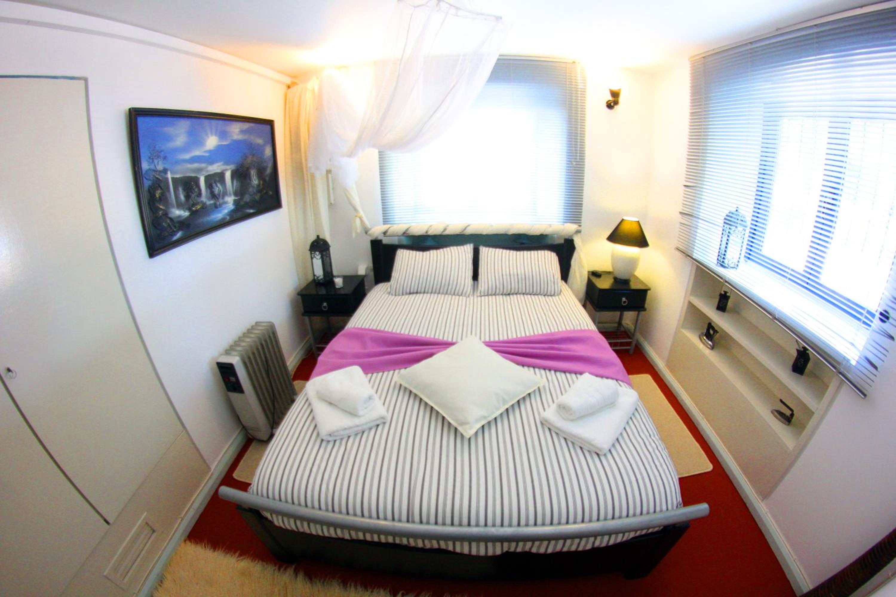 Three-Bedroom Townhouse - Photo 21