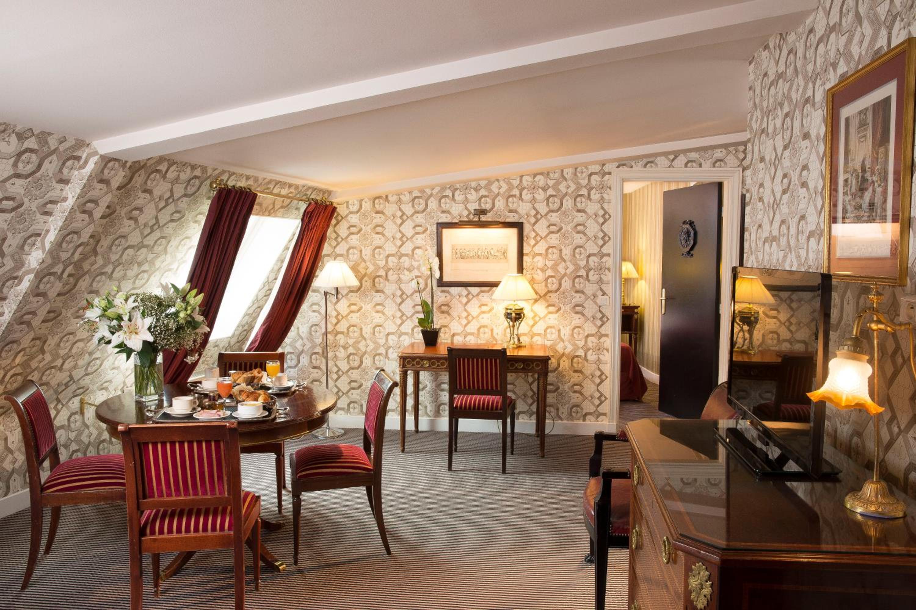 Deluxe Suite photo 2